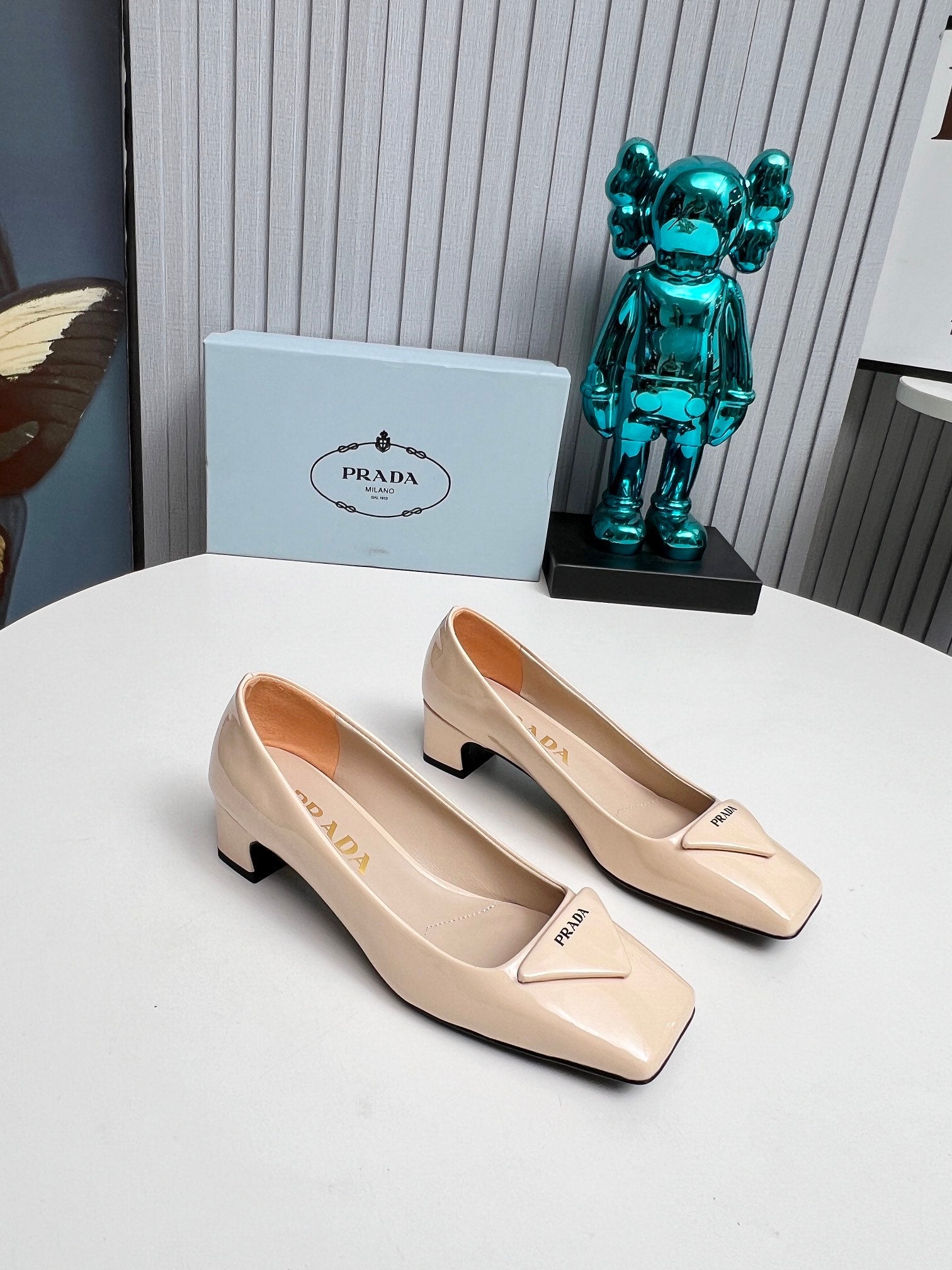 PRADA 26S SQUARE TOE PUMPS BLOCK HEEL 40MM IN NUDE BEIGE PATENT CALFSKIN WITH LOGO