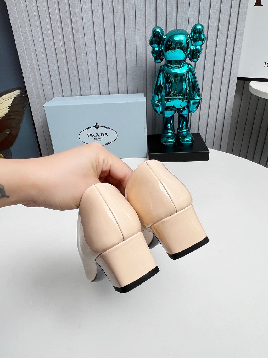 PRADA 26S SQUARE TOE PUMPS BLOCK HEEL 40MM IN NUDE BEIGE PATENT CALFSKIN WITH LOGO