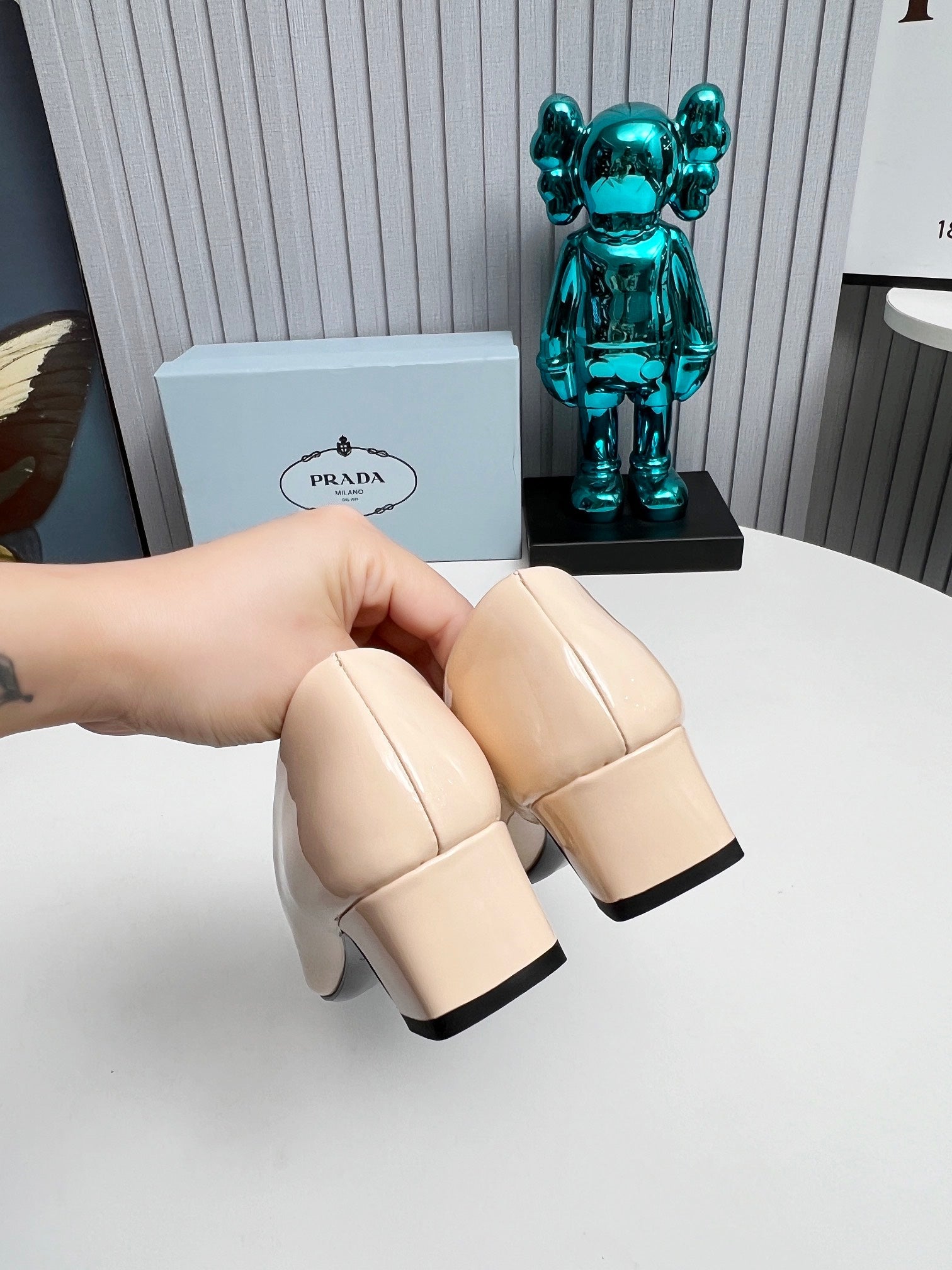 PRADA 26S SQUARE TOE PUMPS BLOCK HEEL 40MM IN NUDE BEIGE PATENT CALFSKIN WITH LOGO