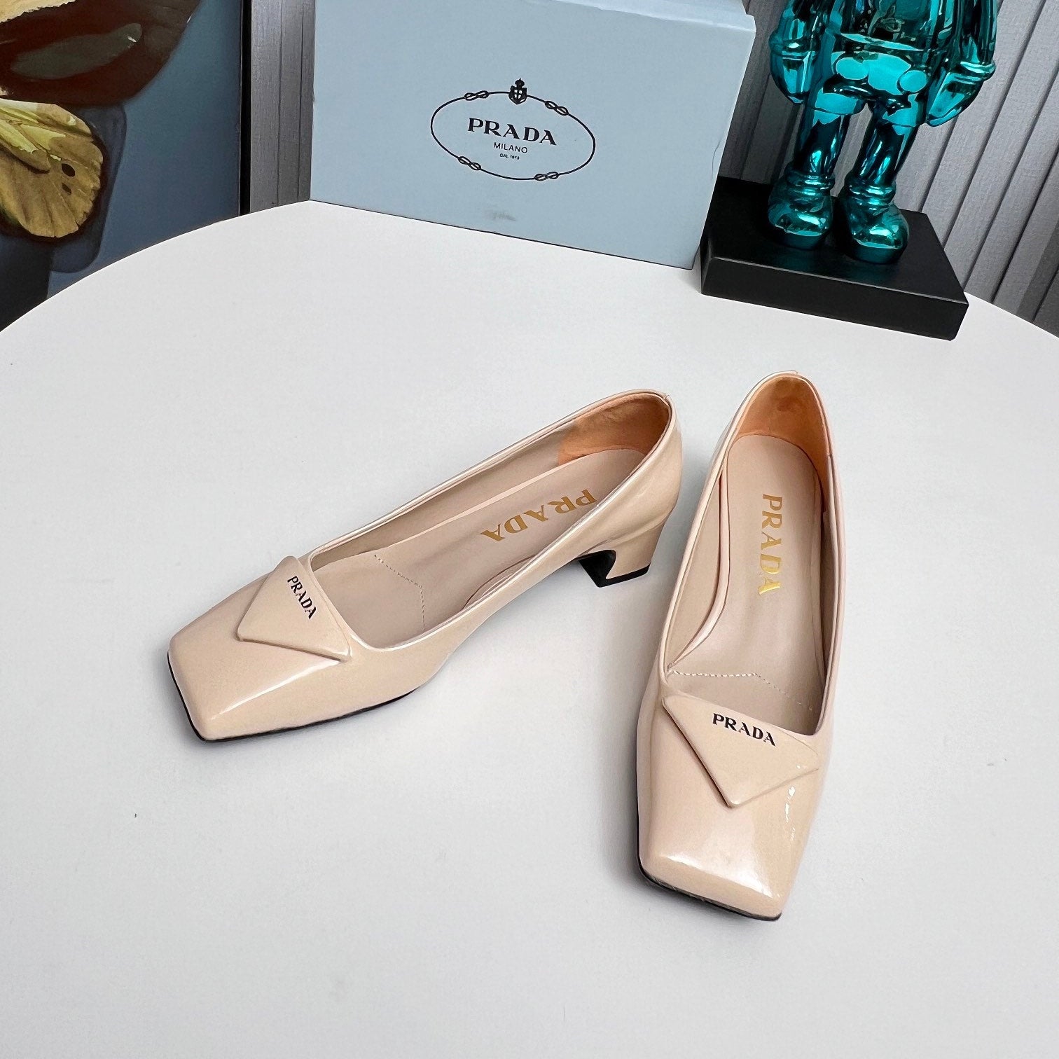PRADA 26S SQUARE TOE PUMPS BLOCK HEEL 40MM IN NUDE BEIGE PATENT CALFSKIN WITH LOGO