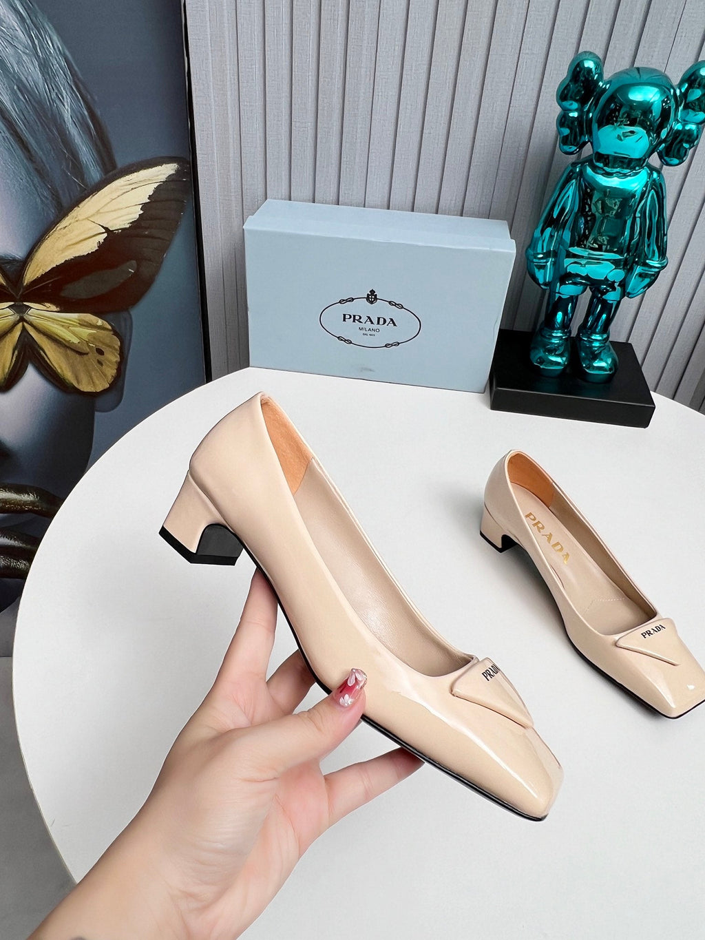 PRADA 26S SQUARE TOE PUMPS BLOCK HEEL 40MM IN NUDE BEIGE PATENT CALFSKIN WITH LOGO