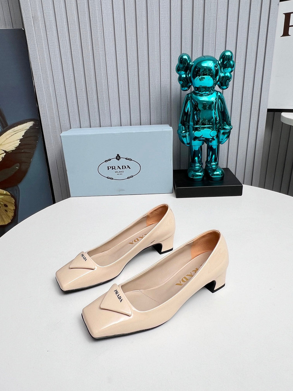 PRADA 26S SQUARE TOE PUMPS BLOCK HEEL 40MM IN NUDE BEIGE PATENT CALFSKIN WITH LOGO