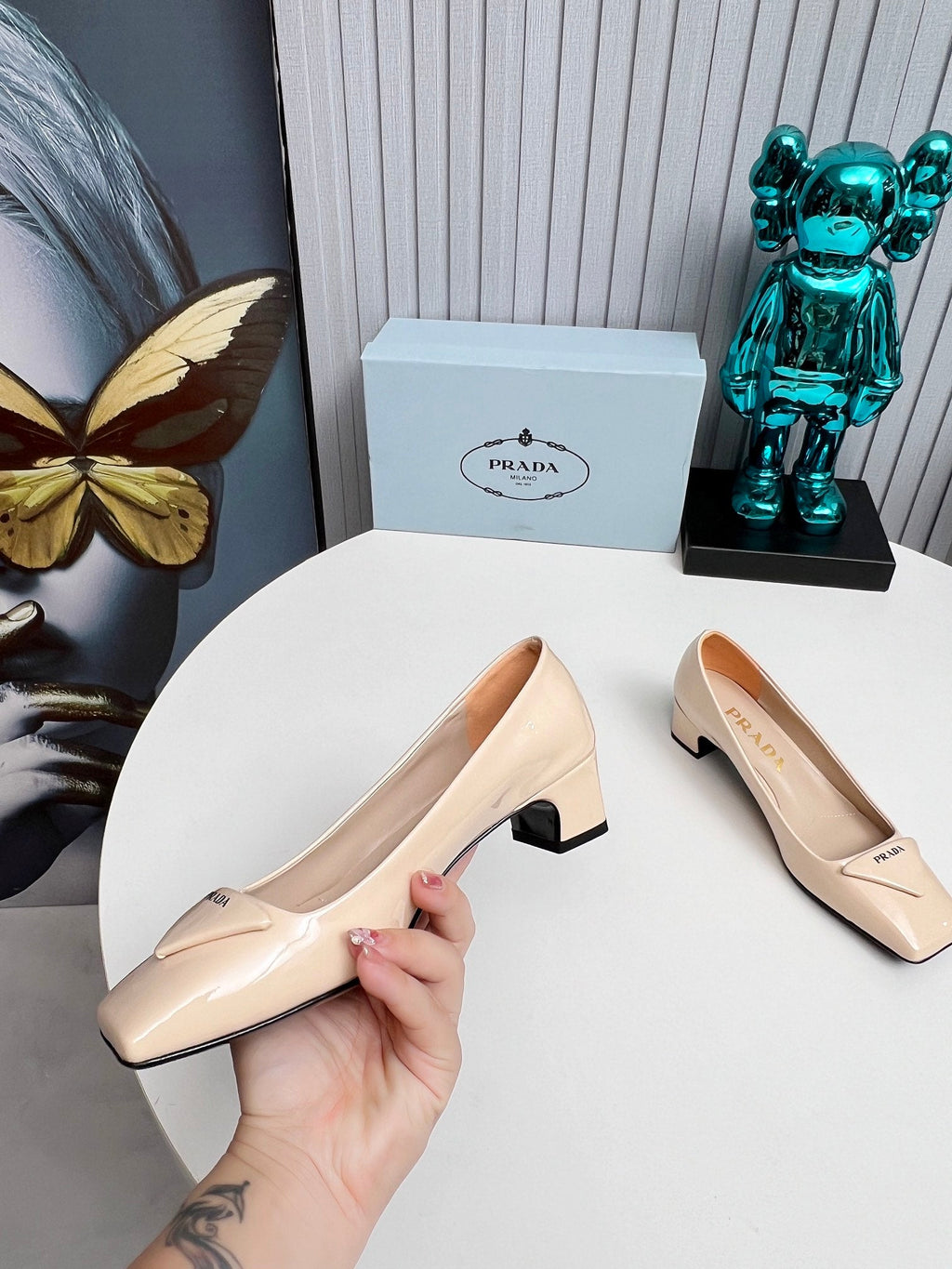 PRADA 26S SQUARE TOE PUMPS BLOCK HEEL 40MM IN NUDE BEIGE PATENT CALFSKIN WITH LOGO
