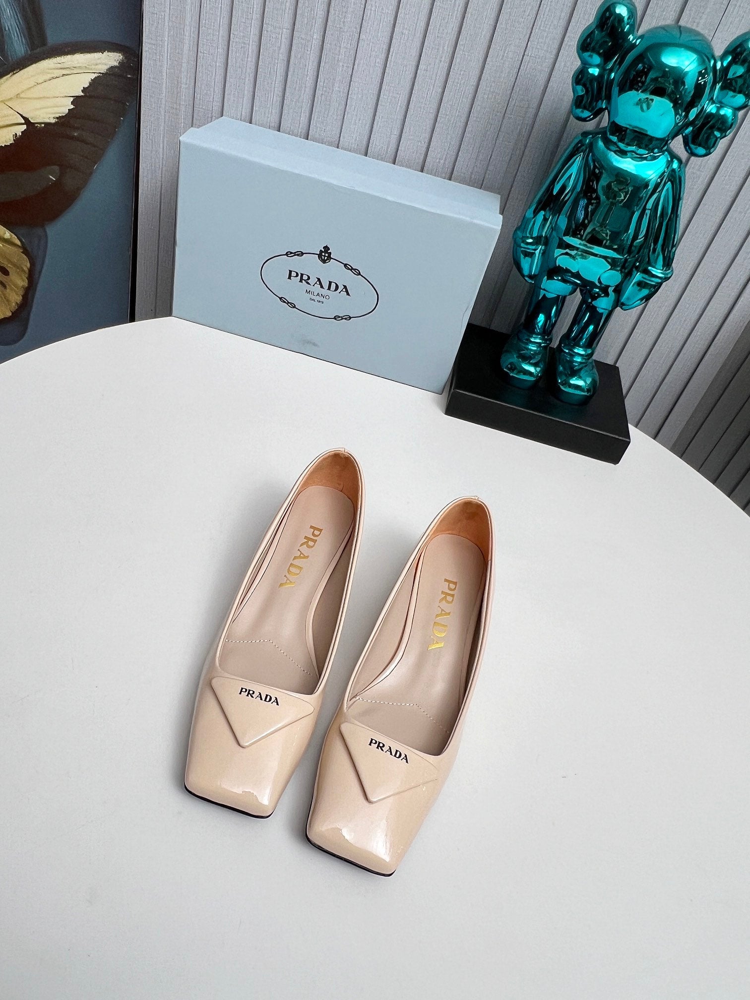 PRADA 26S SQUARE TOE PUMPS BLOCK HEEL 40MM IN NUDE BEIGE PATENT CALFSKIN WITH LOGO