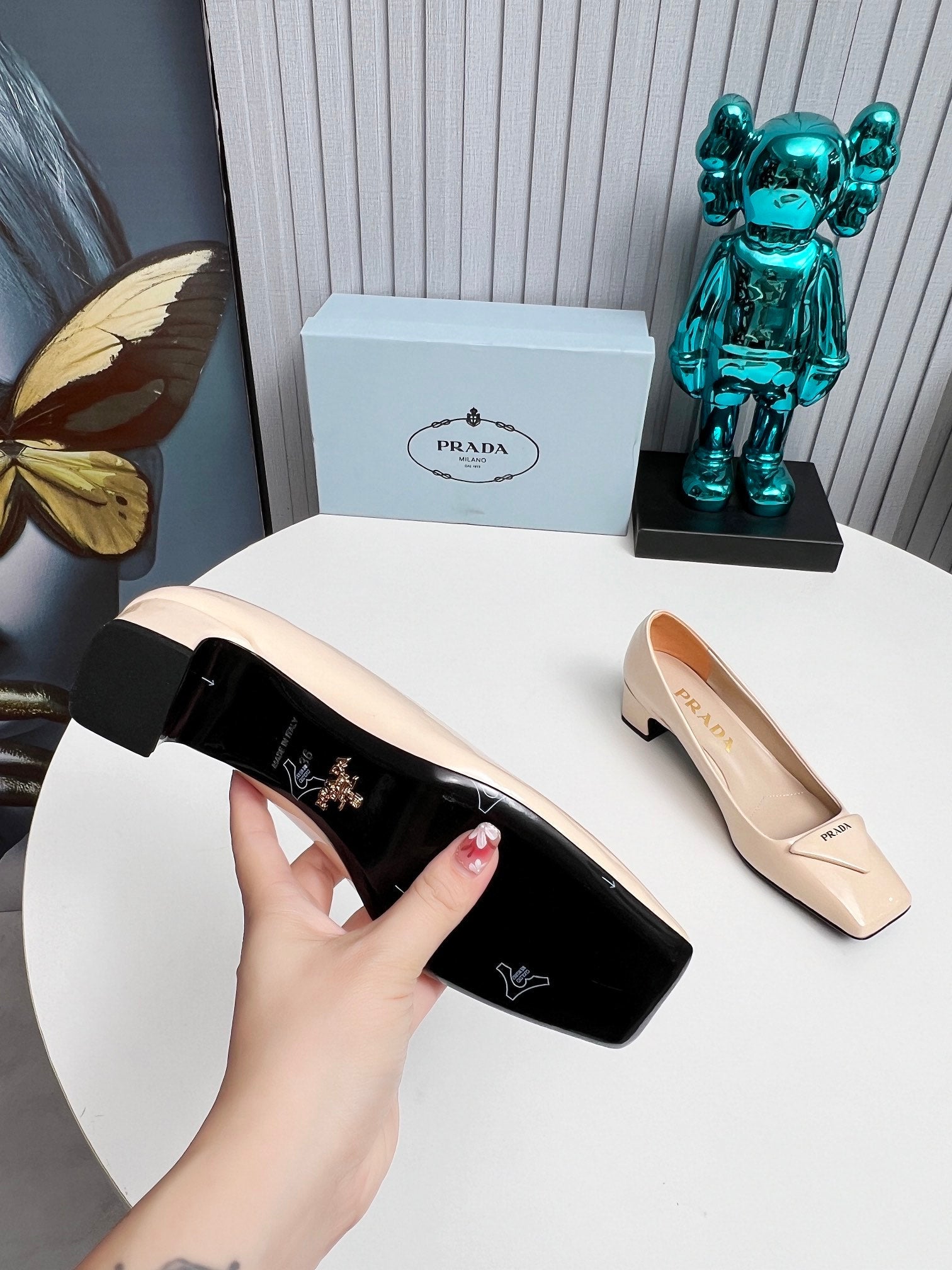 PRADA 26S SQUARE TOE PUMPS BLOCK HEEL 40MM IN NUDE BEIGE PATENT CALFSKIN WITH LOGO