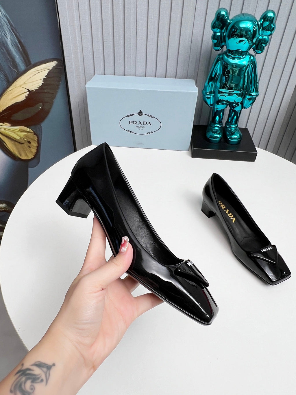 PRADA 26S SQUARE TOE PUMPS BLOCK HEEL 40MM IN BLACK PATENT CALFSKIN WITH LOGO