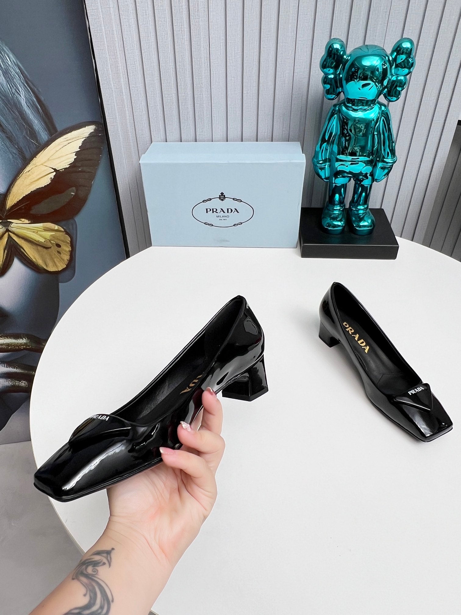 PRADA 26S SQUARE TOE PUMPS BLOCK HEEL 40MM IN BLACK PATENT CALFSKIN WITH LOGO