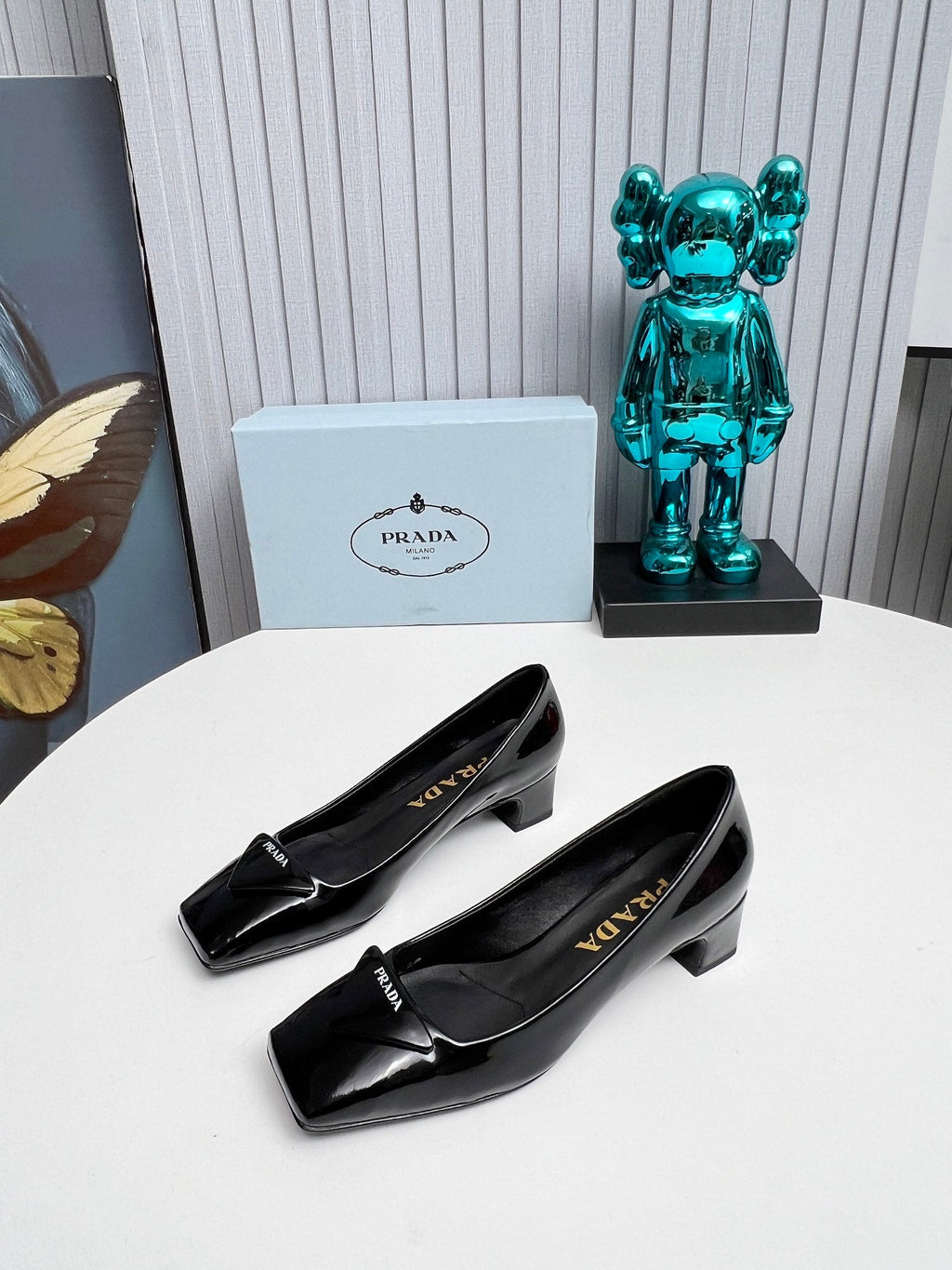 PRADA 26S SQUARE TOE PUMPS BLOCK HEEL 40MM IN BLACK PATENT CALFSKIN WITH LOGO