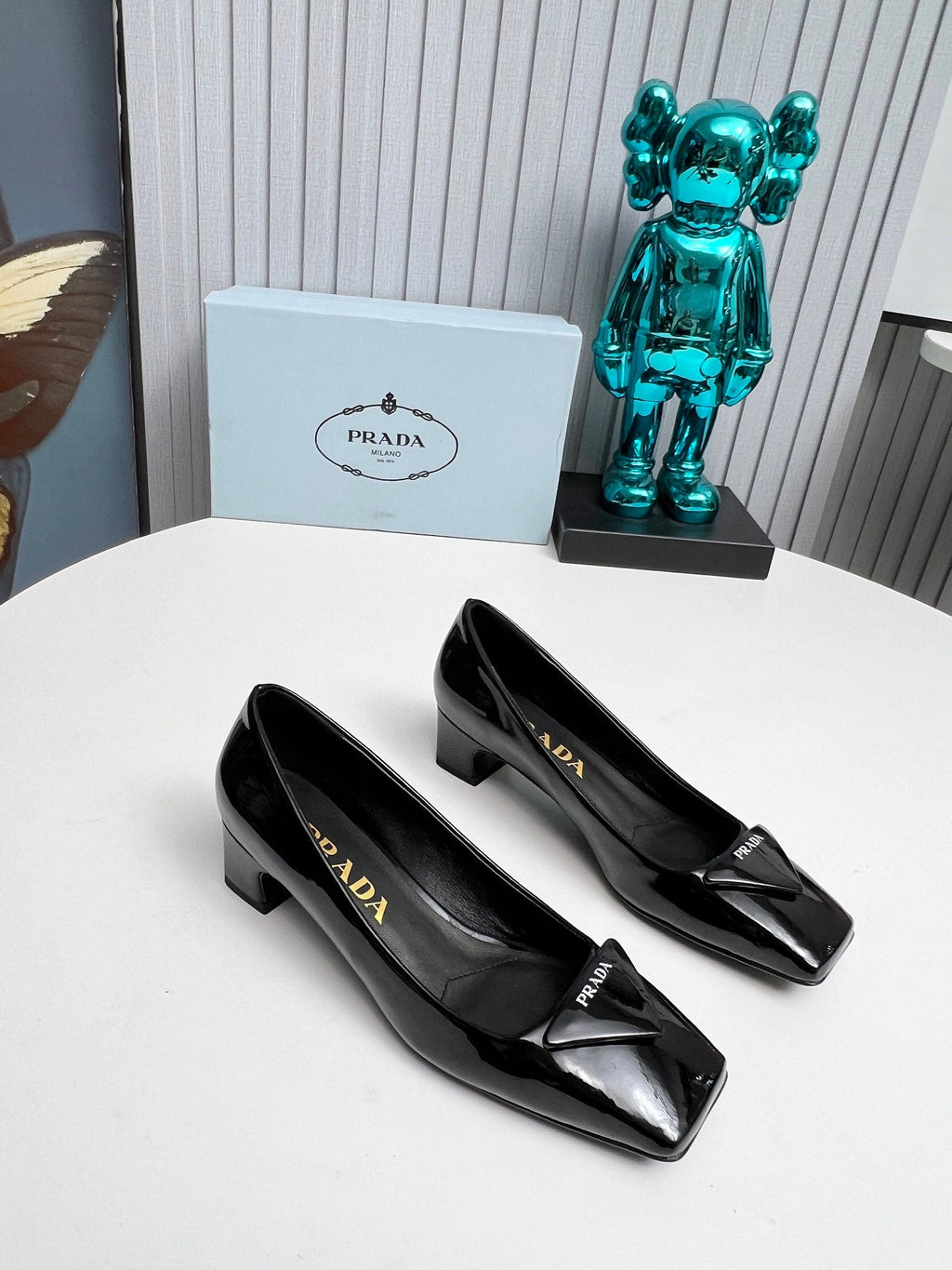 PRADA 26S SQUARE TOE PUMPS BLOCK HEEL 40MM IN BLACK PATENT CALFSKIN WITH LOGO