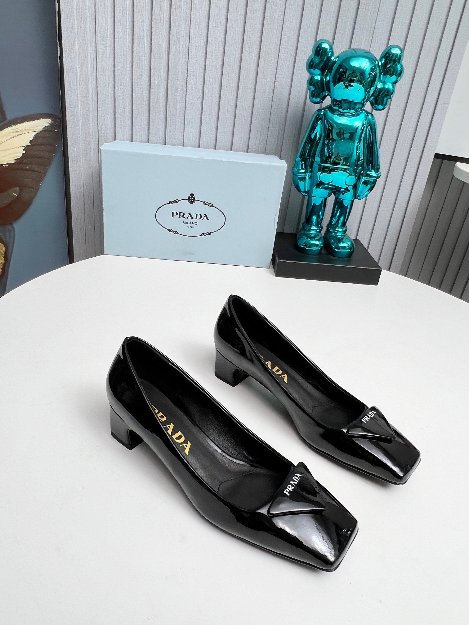 PRADA 26S SQUARE TOE PUMPS BLOCK HEEL 40MM IN BLACK PATENT CALFSKIN WITH LOGO