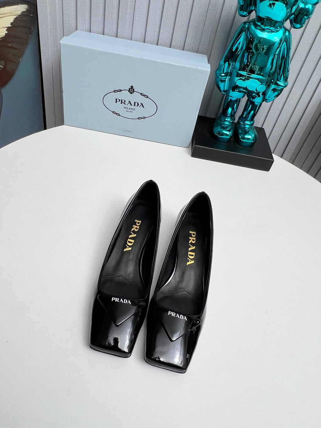 PRADA 26S SQUARE TOE PUMPS BLOCK HEEL 40MM IN BLACK PATENT CALFSKIN WITH LOGO