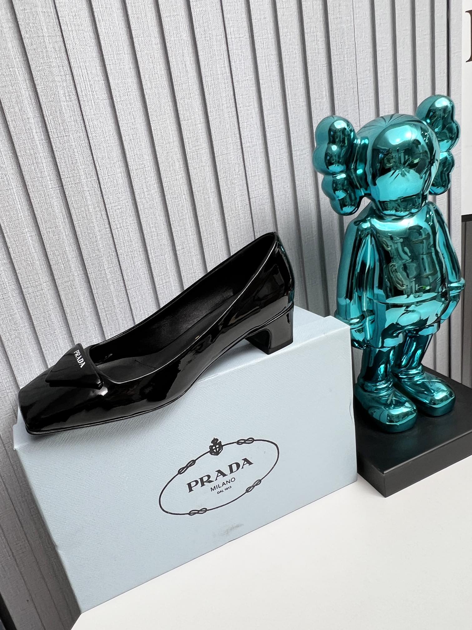 PRADA 26S SQUARE TOE PUMPS BLOCK HEEL 40MM IN BLACK PATENT CALFSKIN WITH LOGO