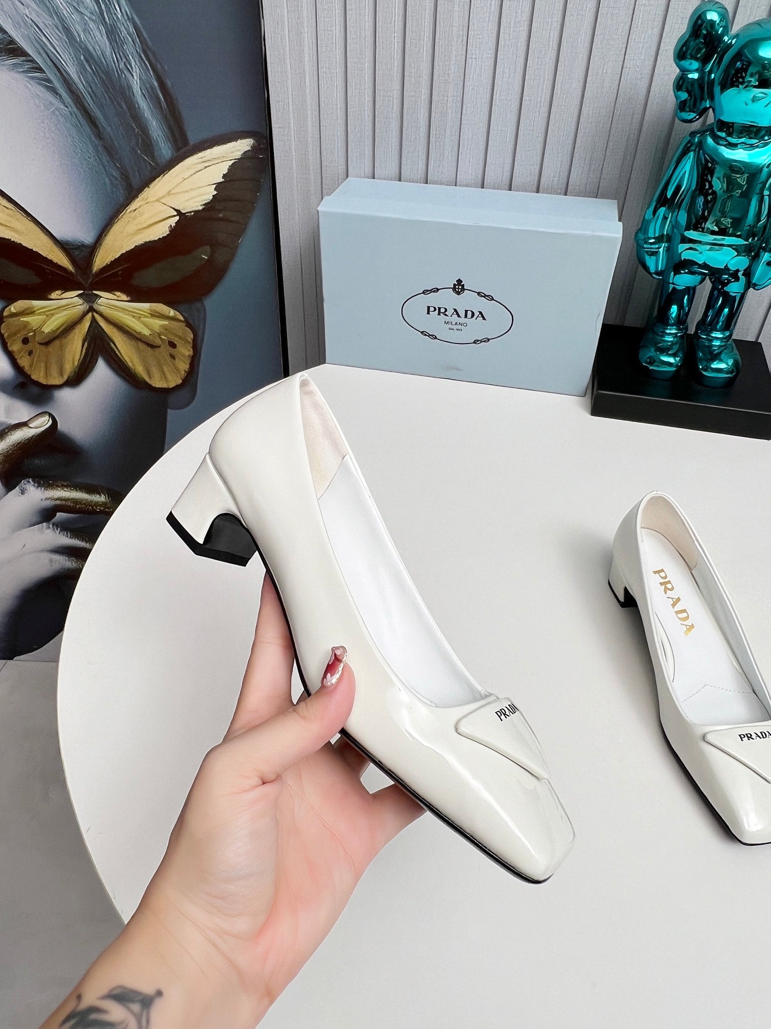 PRADA 26S SQUARE TOE PUMPS BLOCK HEEL 40MM IN WHITE PATENT CALFSKIN WITH LOGO