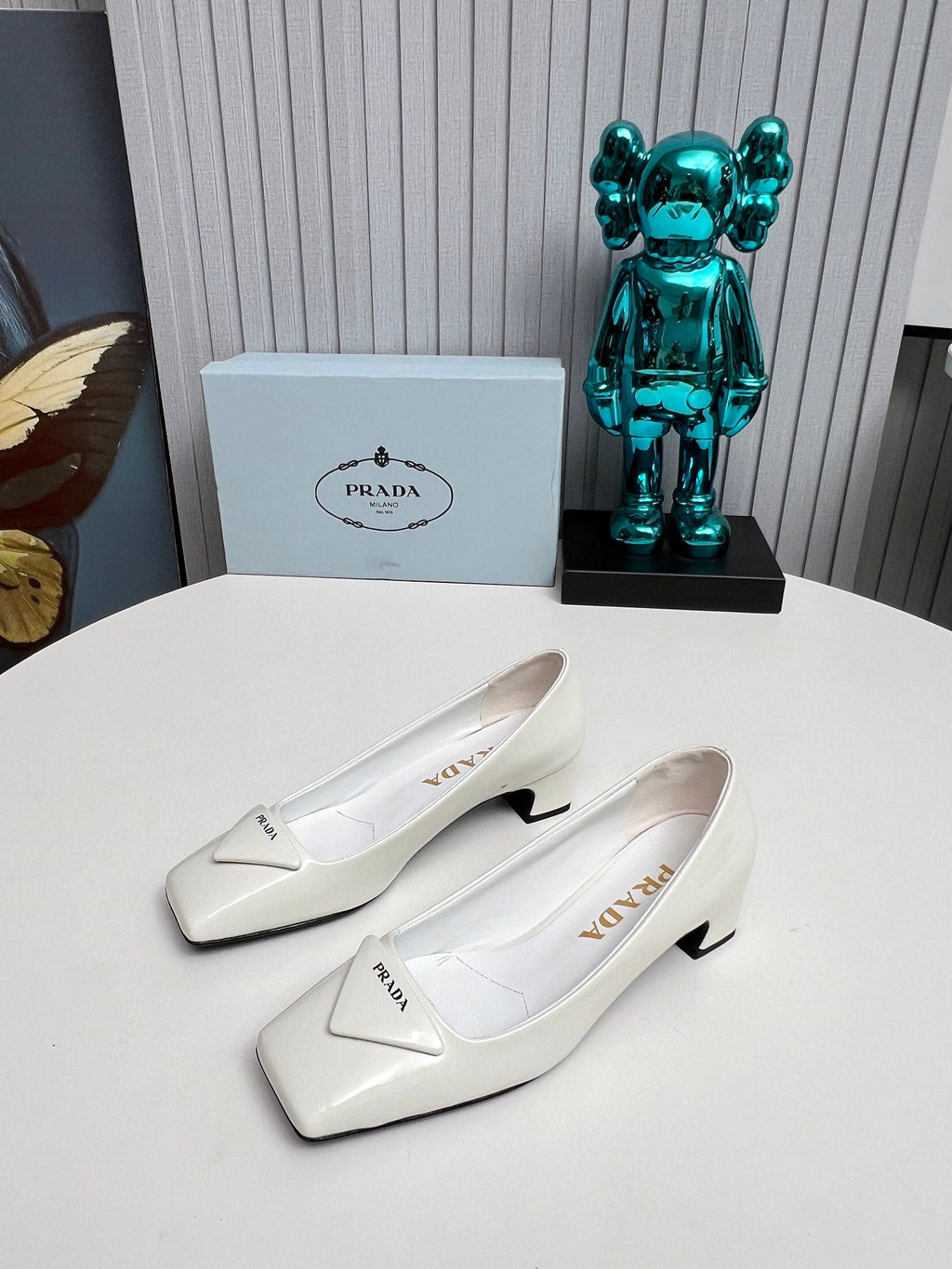 PRADA 26S SQUARE TOE PUMPS BLOCK HEEL 40MM IN WHITE PATENT CALFSKIN WITH LOGO