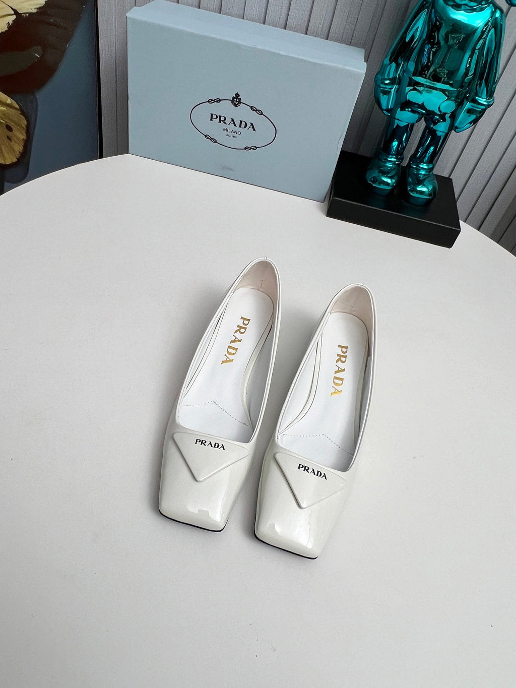 PRADA 26S SQUARE TOE PUMPS BLOCK HEEL 40MM IN WHITE PATENT CALFSKIN WITH LOGO