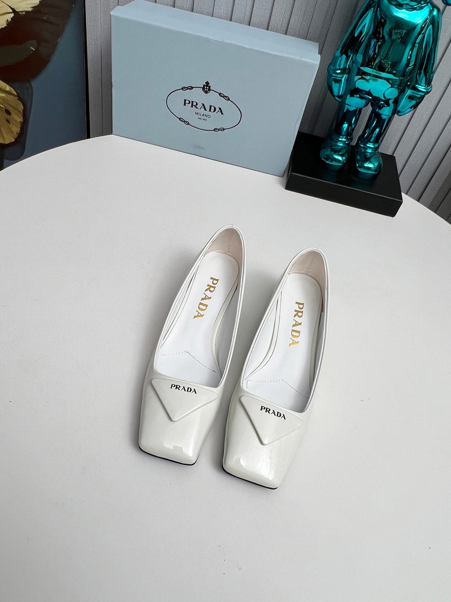 PRADA 26S SQUARE TOE PUMPS BLOCK HEEL 40MM IN WHITE PATENT CALFSKIN WITH LOGO