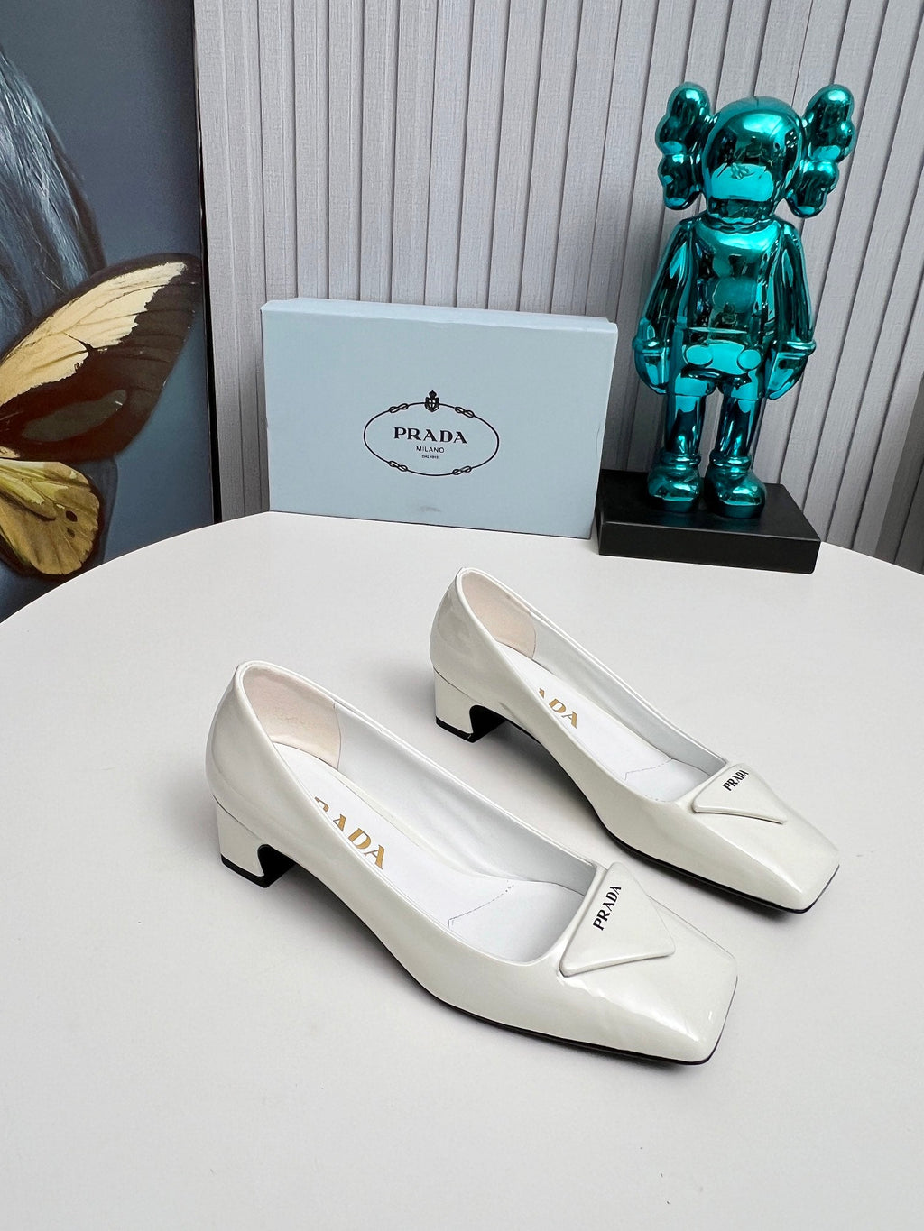 PRADA 26S SQUARE TOE PUMPS BLOCK HEEL 40MM IN WHITE PATENT CALFSKIN WITH LOGO