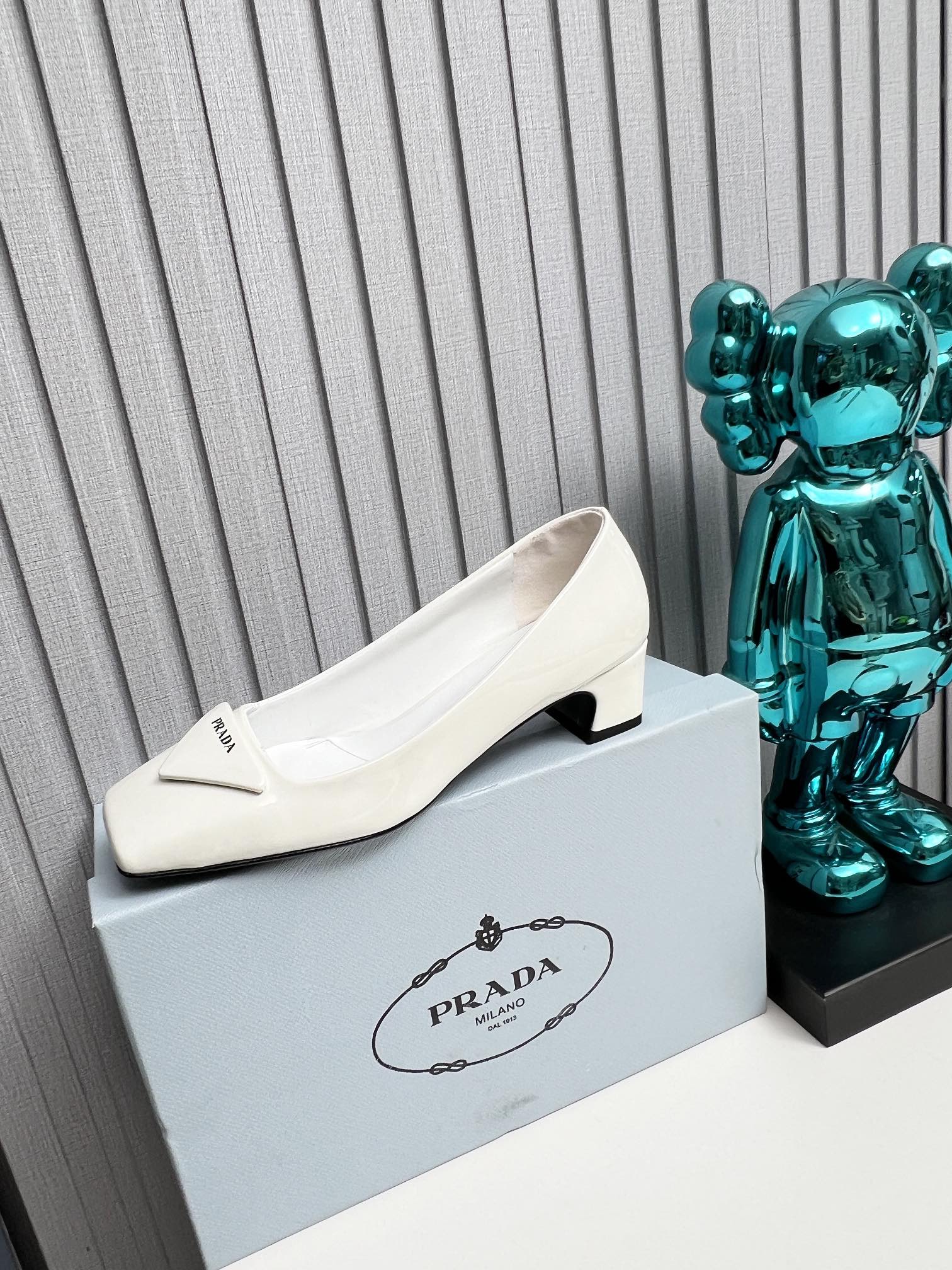 PRADA 26S SQUARE TOE PUMPS BLOCK HEEL 40MM IN WHITE PATENT CALFSKIN WITH LOGO