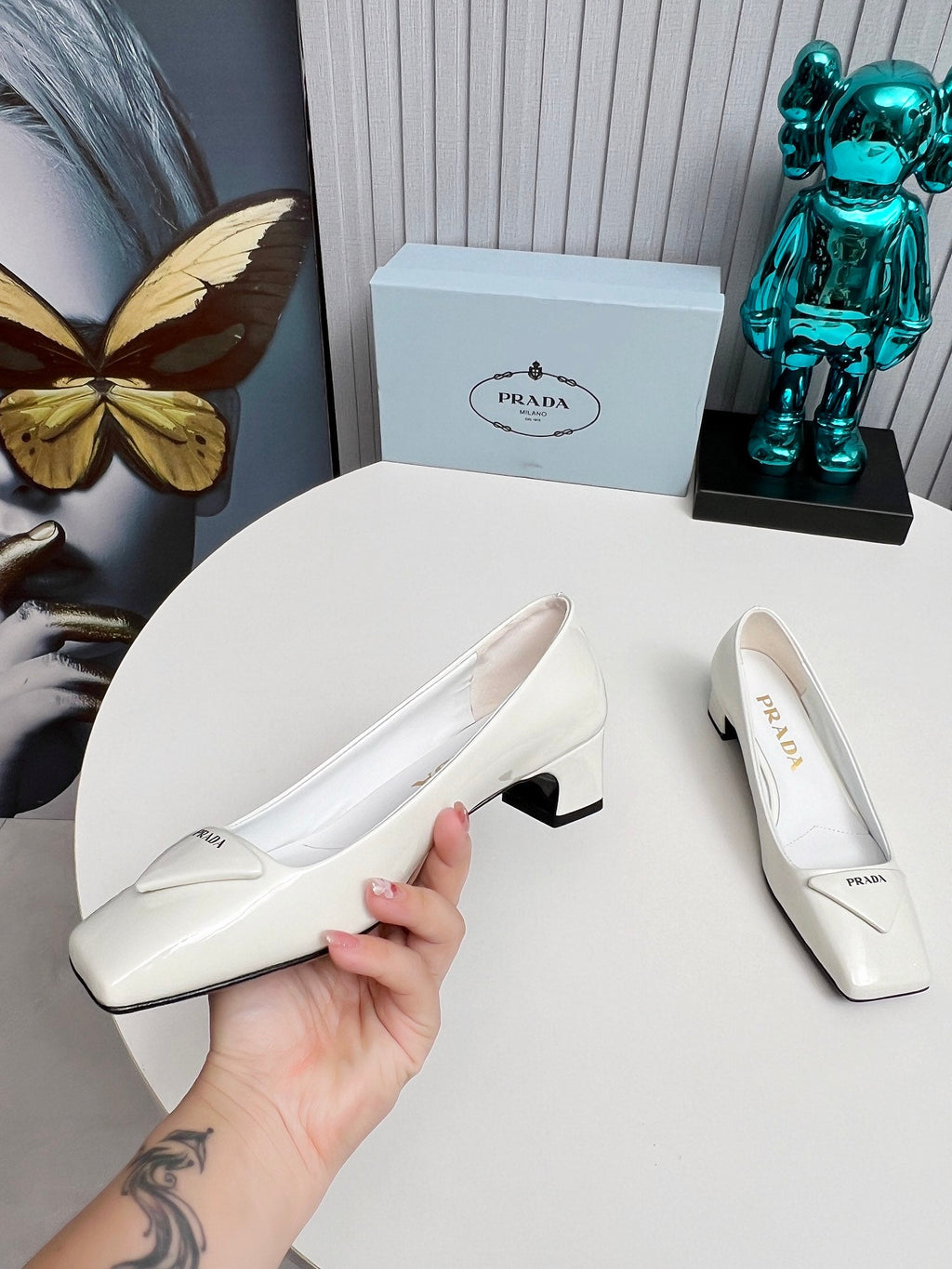 PRADA 26S SQUARE TOE PUMPS BLOCK HEEL 40MM IN WHITE PATENT CALFSKIN WITH LOGO