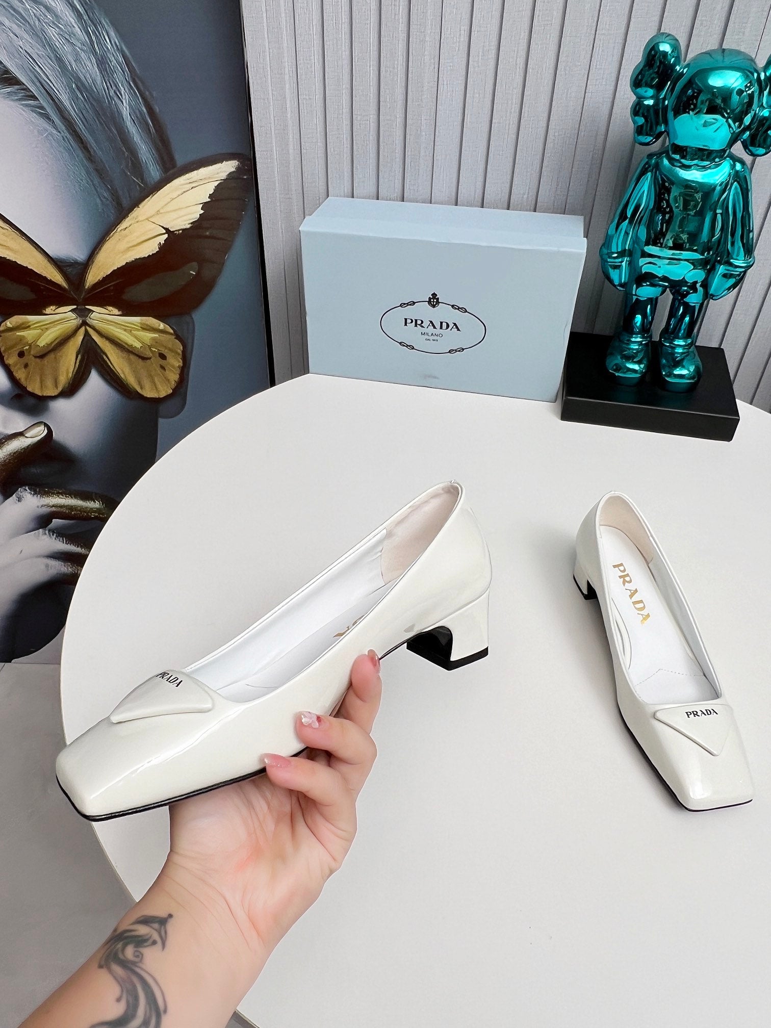 PRADA 26S SQUARE TOE PUMPS BLOCK HEEL 40MM IN WHITE PATENT CALFSKIN WITH LOGO