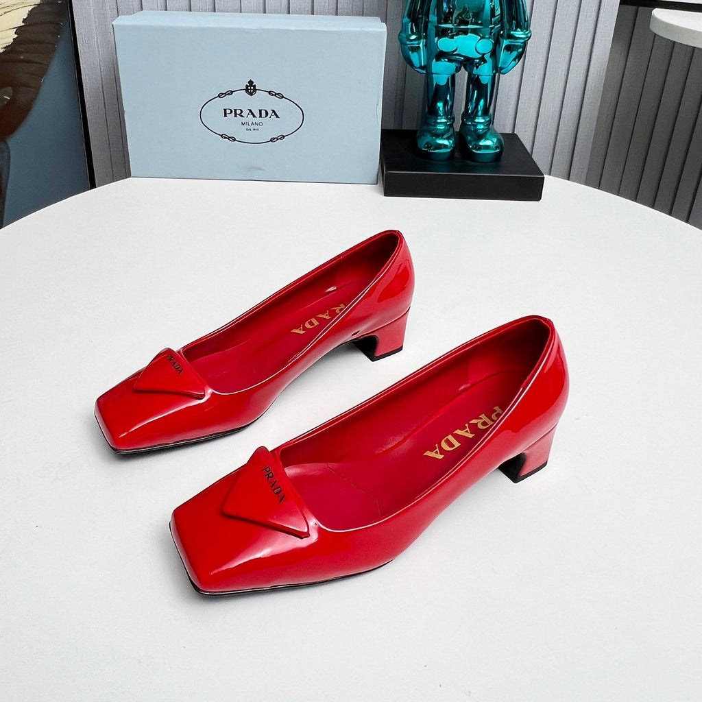 PRADA 26S SQUARE TOE PUMPS BLOCK HEEL 40MM IN RED PATENT CALFSKIN WITH LOGO