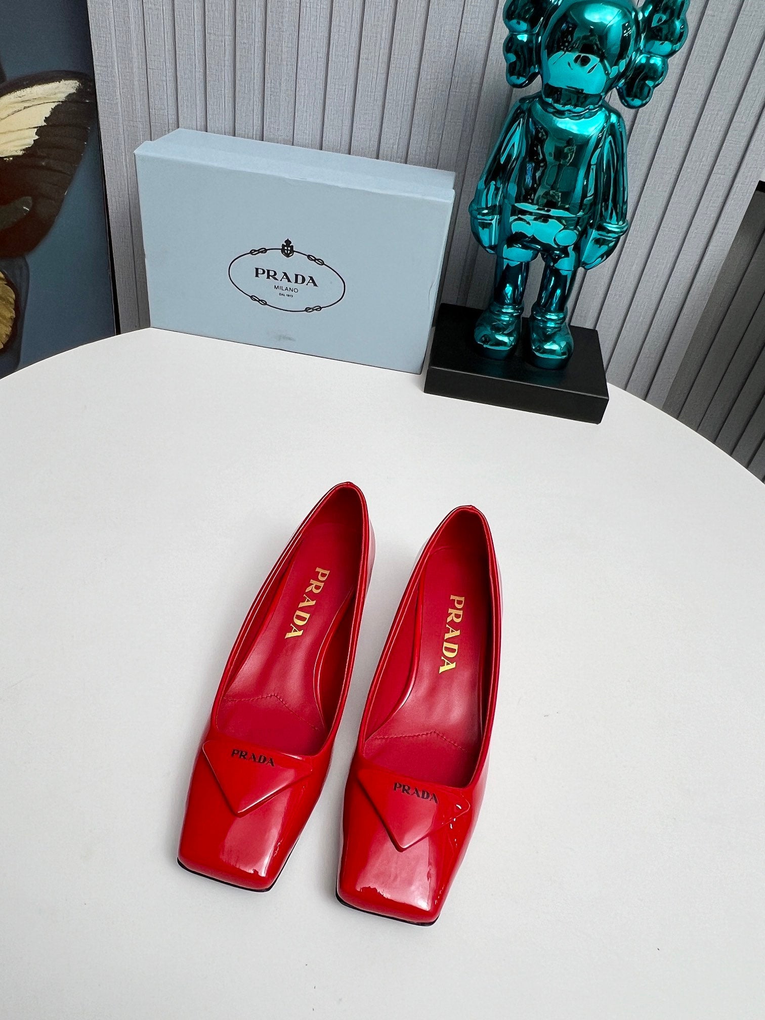 PRADA 26S SQUARE TOE PUMPS BLOCK HEEL 40MM IN RED PATENT CALFSKIN WITH LOGO