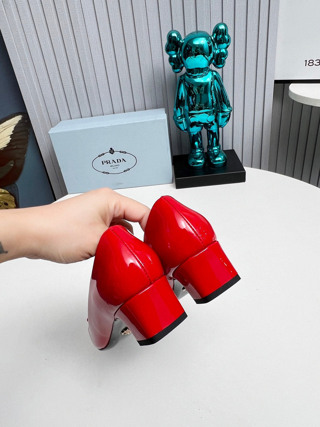 PRADA 26S SQUARE TOE PUMPS BLOCK HEEL 40MM IN RED PATENT CALFSKIN WITH LOGO