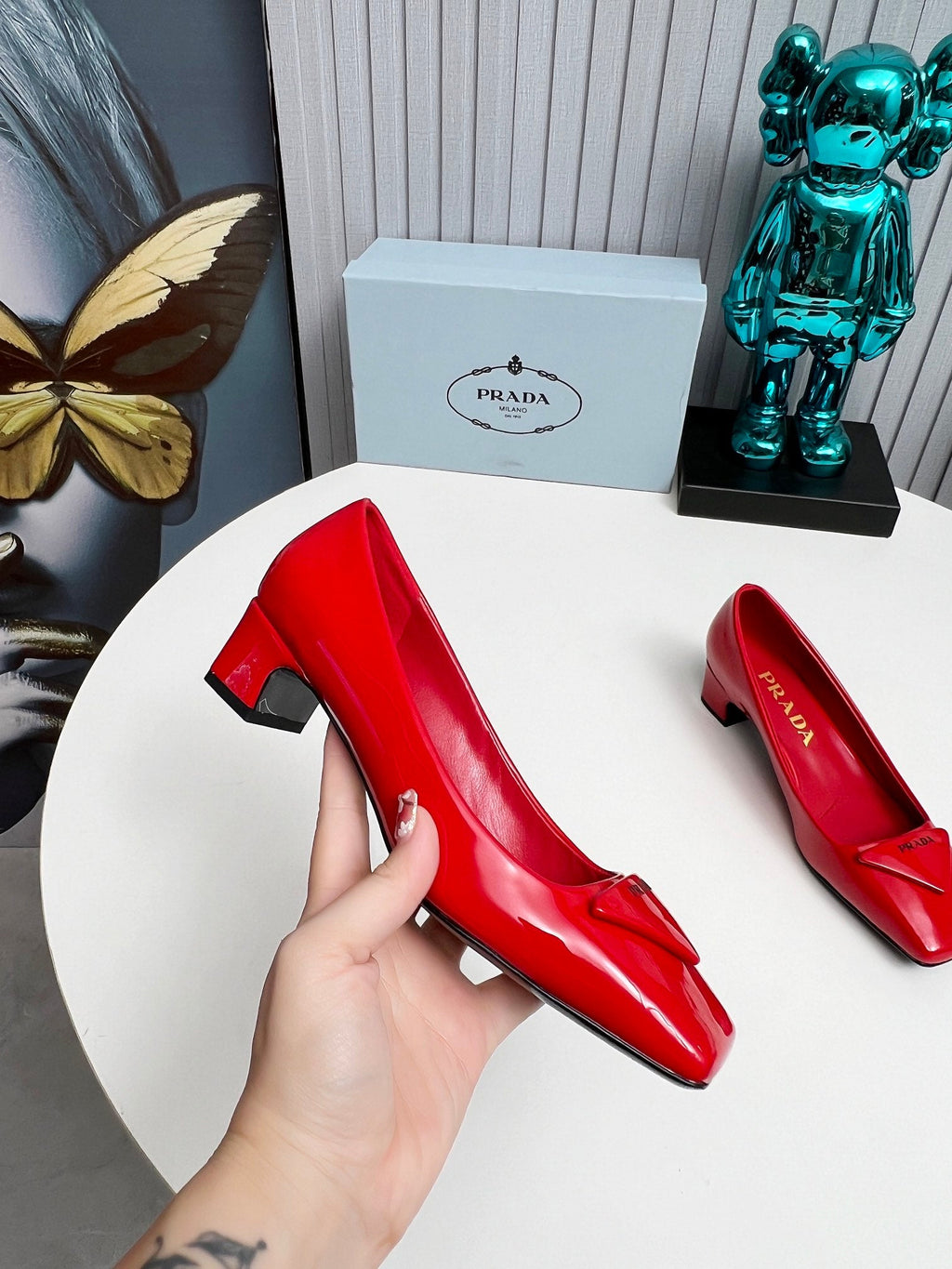 PRADA 26S SQUARE TOE PUMPS BLOCK HEEL 40MM IN RED PATENT CALFSKIN WITH LOGO