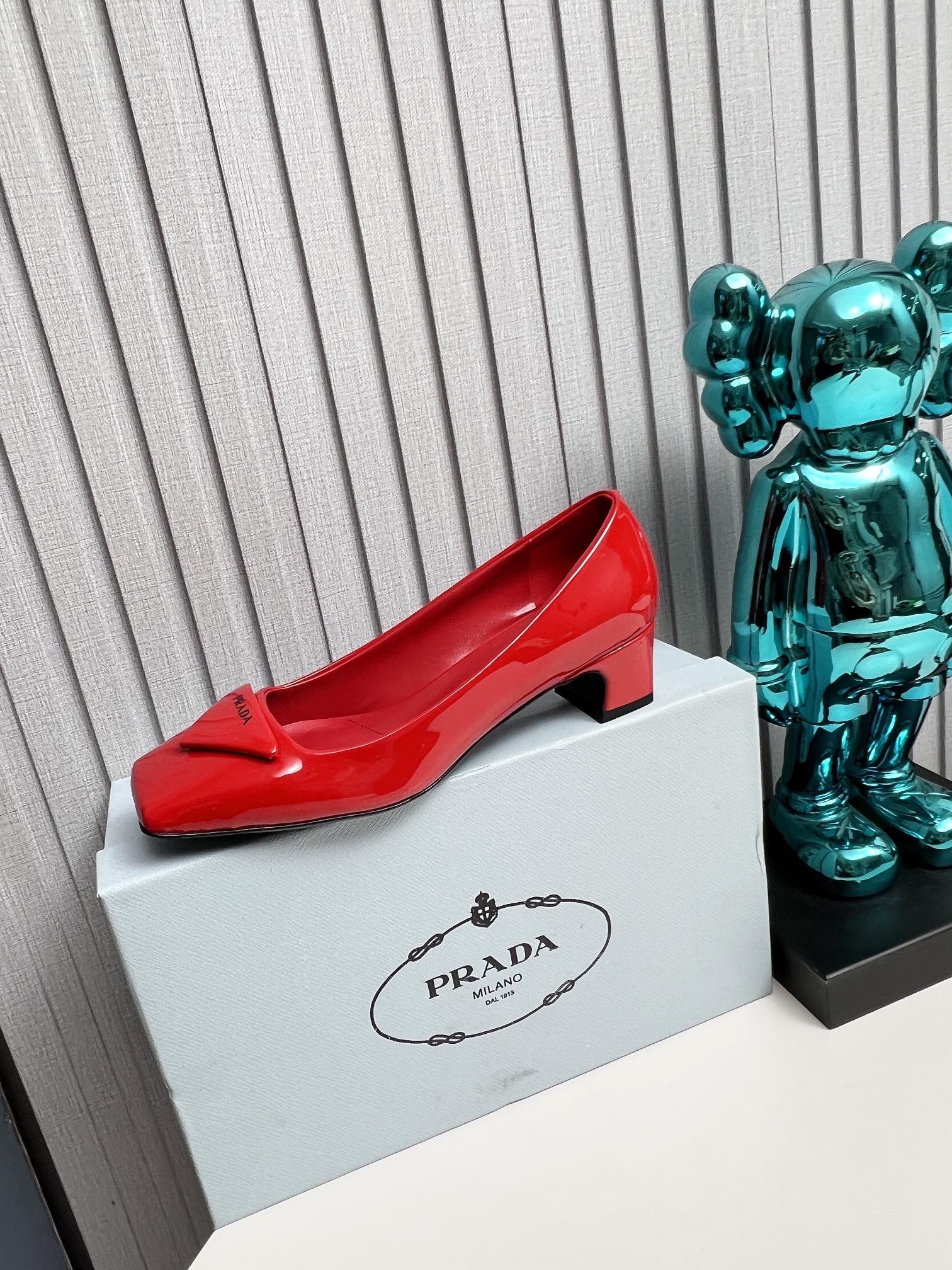 PRADA 26S SQUARE TOE PUMPS BLOCK HEEL 40MM IN RED PATENT CALFSKIN WITH LOGO