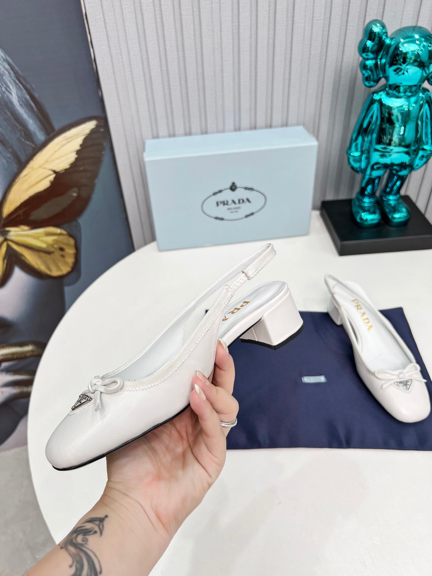PRADA 26S ROUND TOE SLINGBACK PUMPS 40MM IN WHITE CALFSKIN WITH BOW