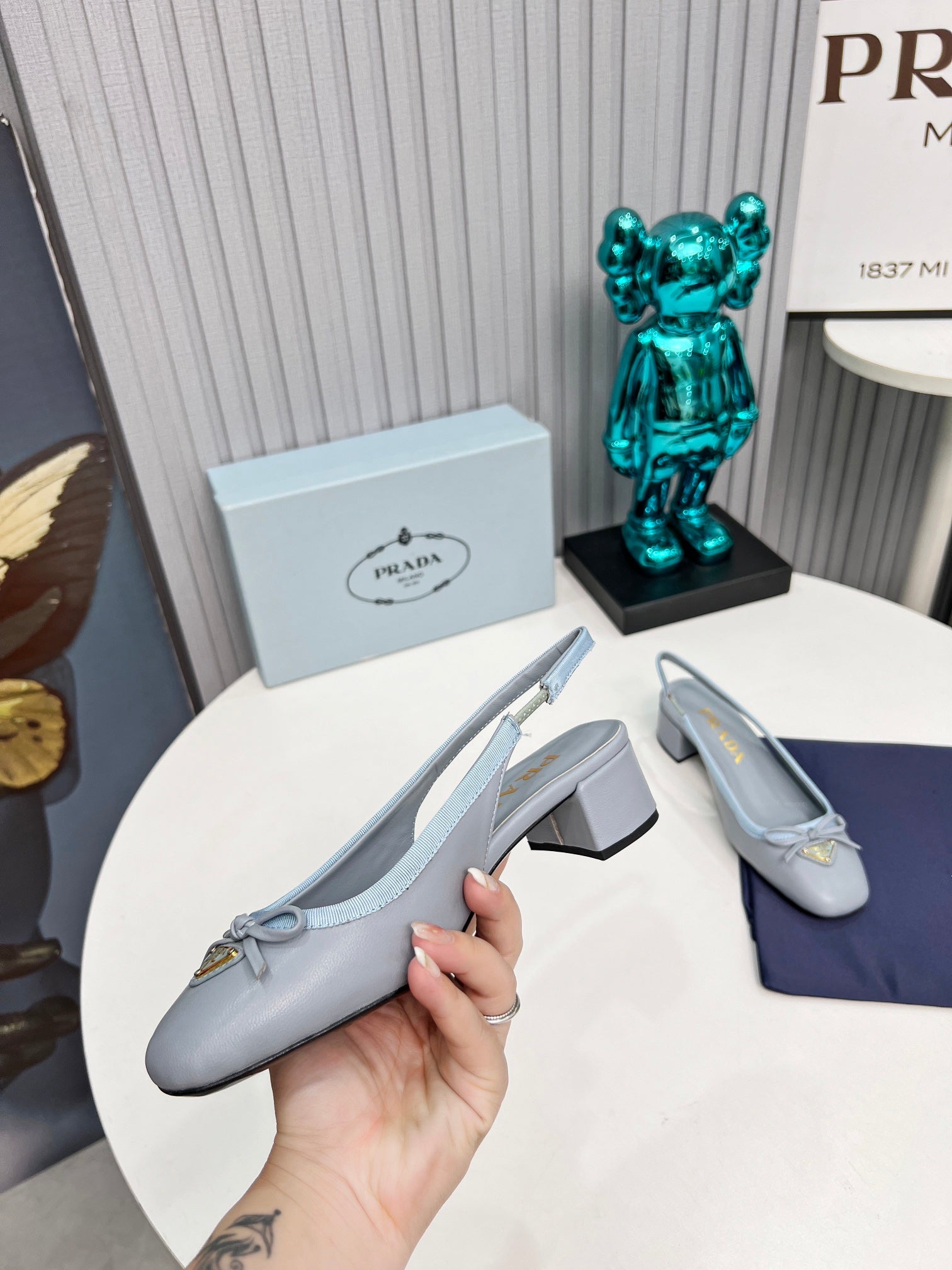 PRADA 26S ROUND TOE SLINGBACK PUMPS 40MM IN LIGHT BLUE CALFSKIN WITH BOW