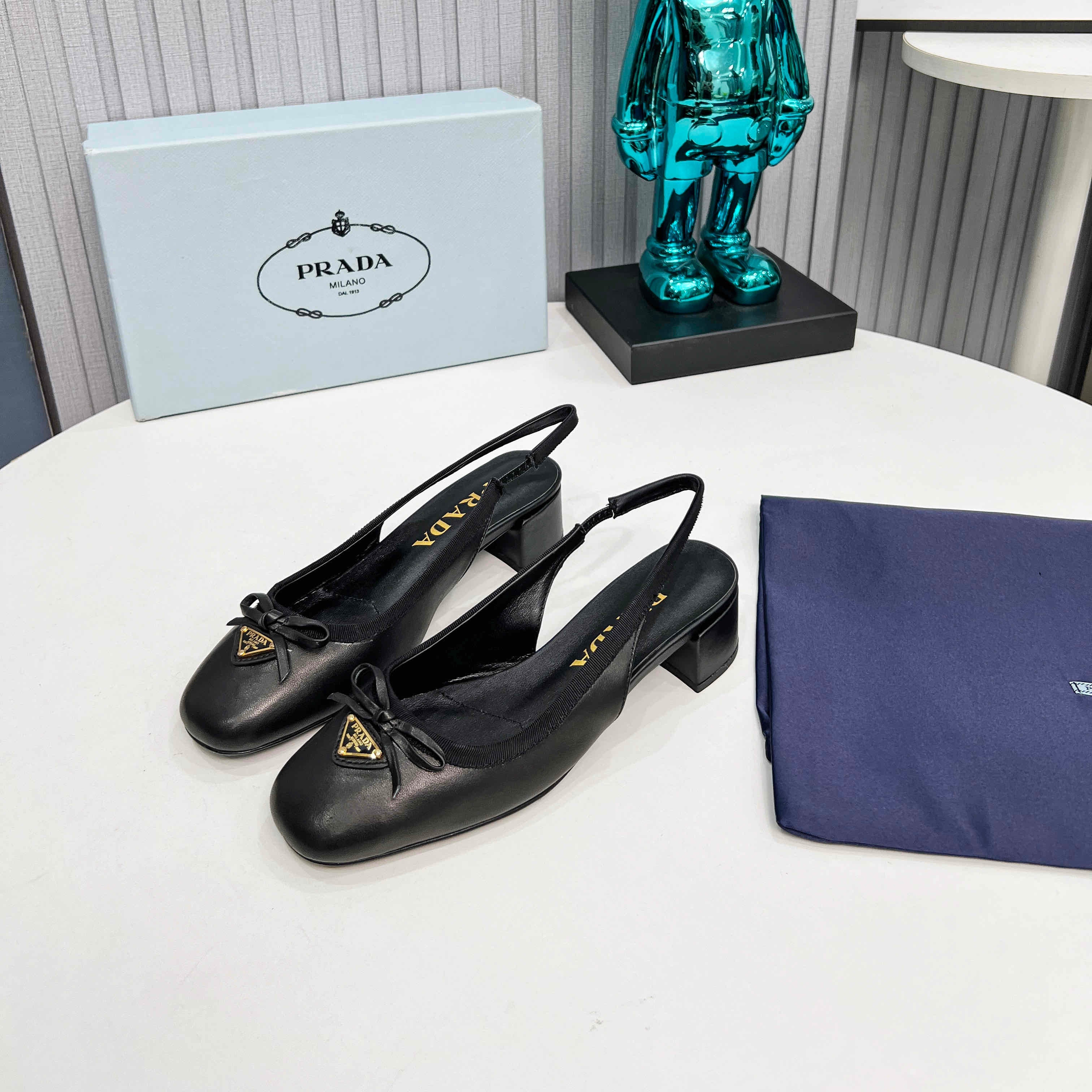 PRADA 26S ROUND TOE SLINGBACK PUMPS 40MM IN BLACK CALFSKIN WITH BOW