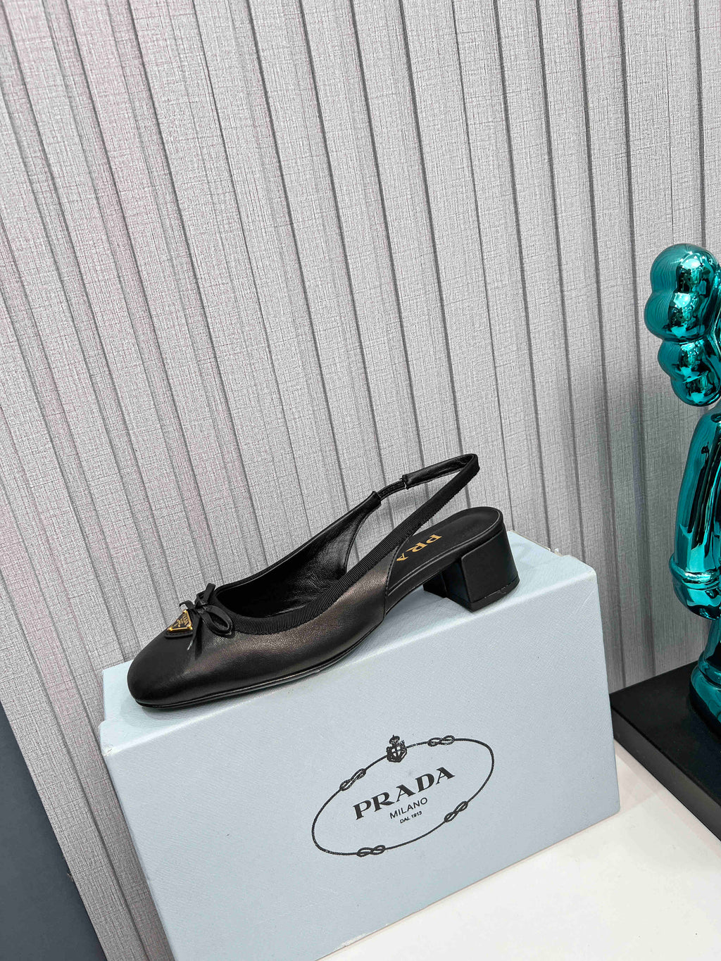 PRADA 26S ROUND TOE SLINGBACK PUMPS 40MM IN BLACK CALFSKIN WITH BOW