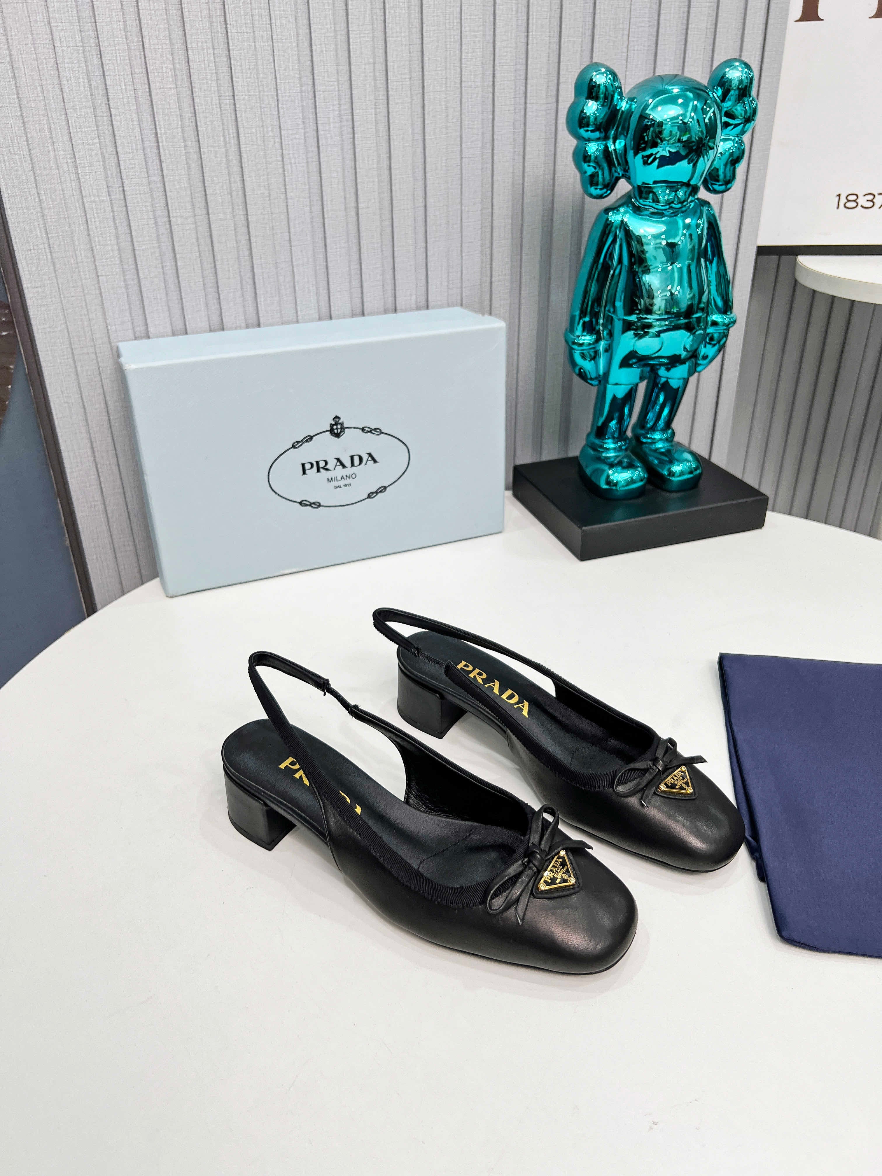 PRADA 26S ROUND TOE SLINGBACK PUMPS 40MM IN BLACK CALFSKIN WITH BOW