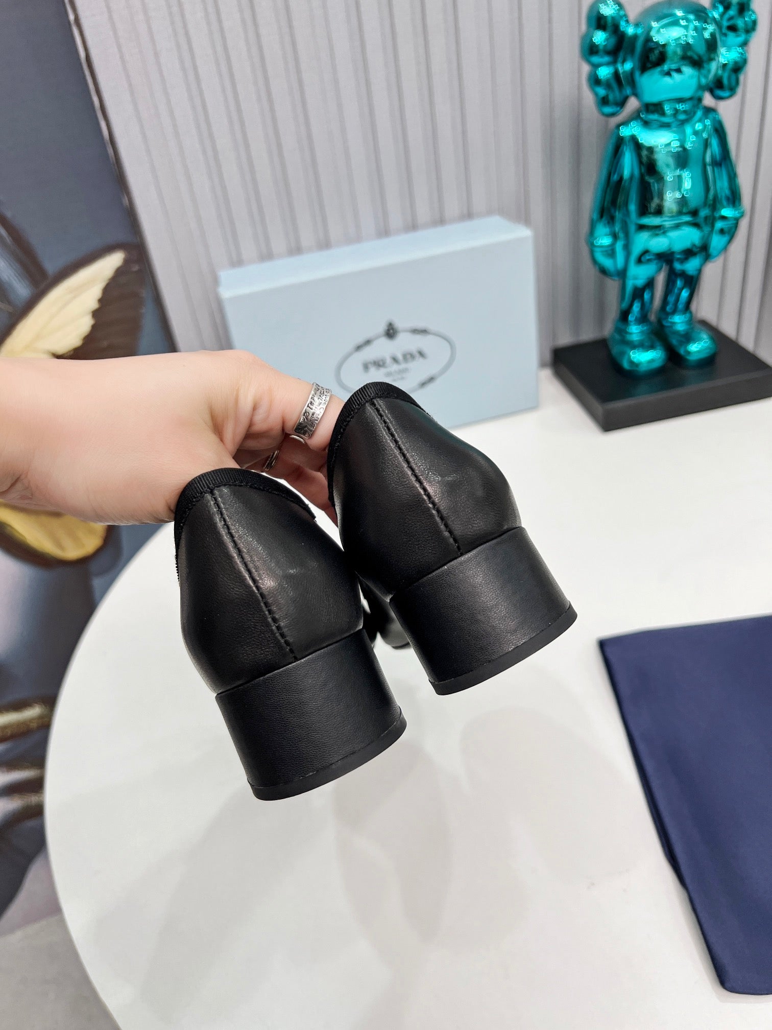 PRADA 26S ROUND TOE PUMPS BLOCK HEEL 40MM IN BLACK CALFSKIN WITH BOW