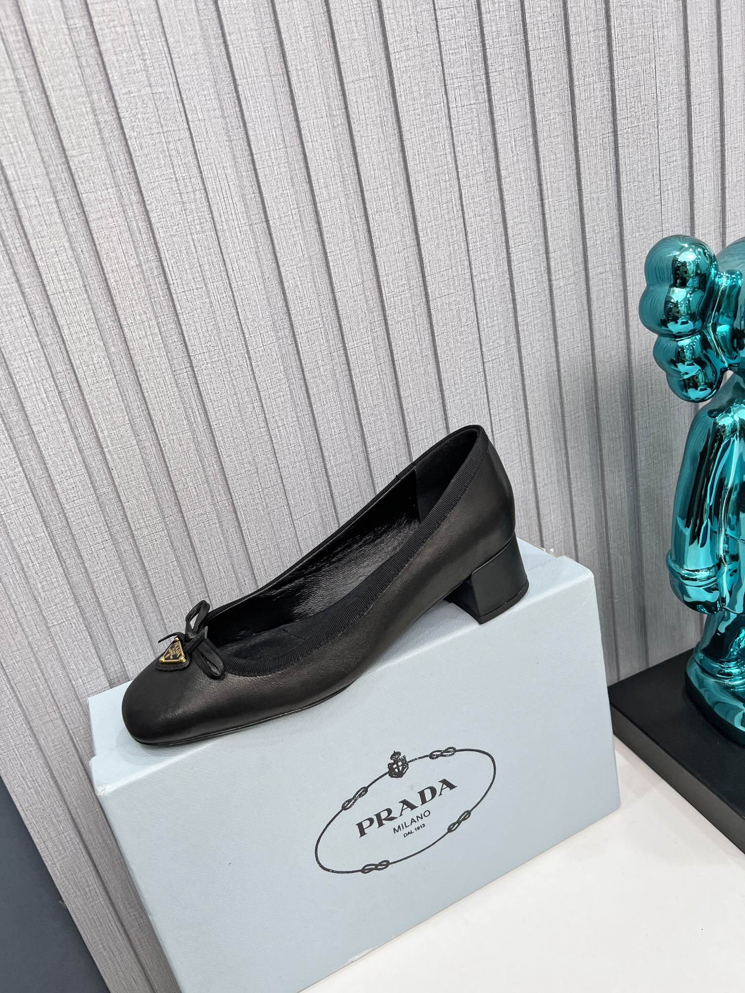 PRADA 26S ROUND TOE PUMPS BLOCK HEEL 40MM IN BLACK CALFSKIN WITH BOW