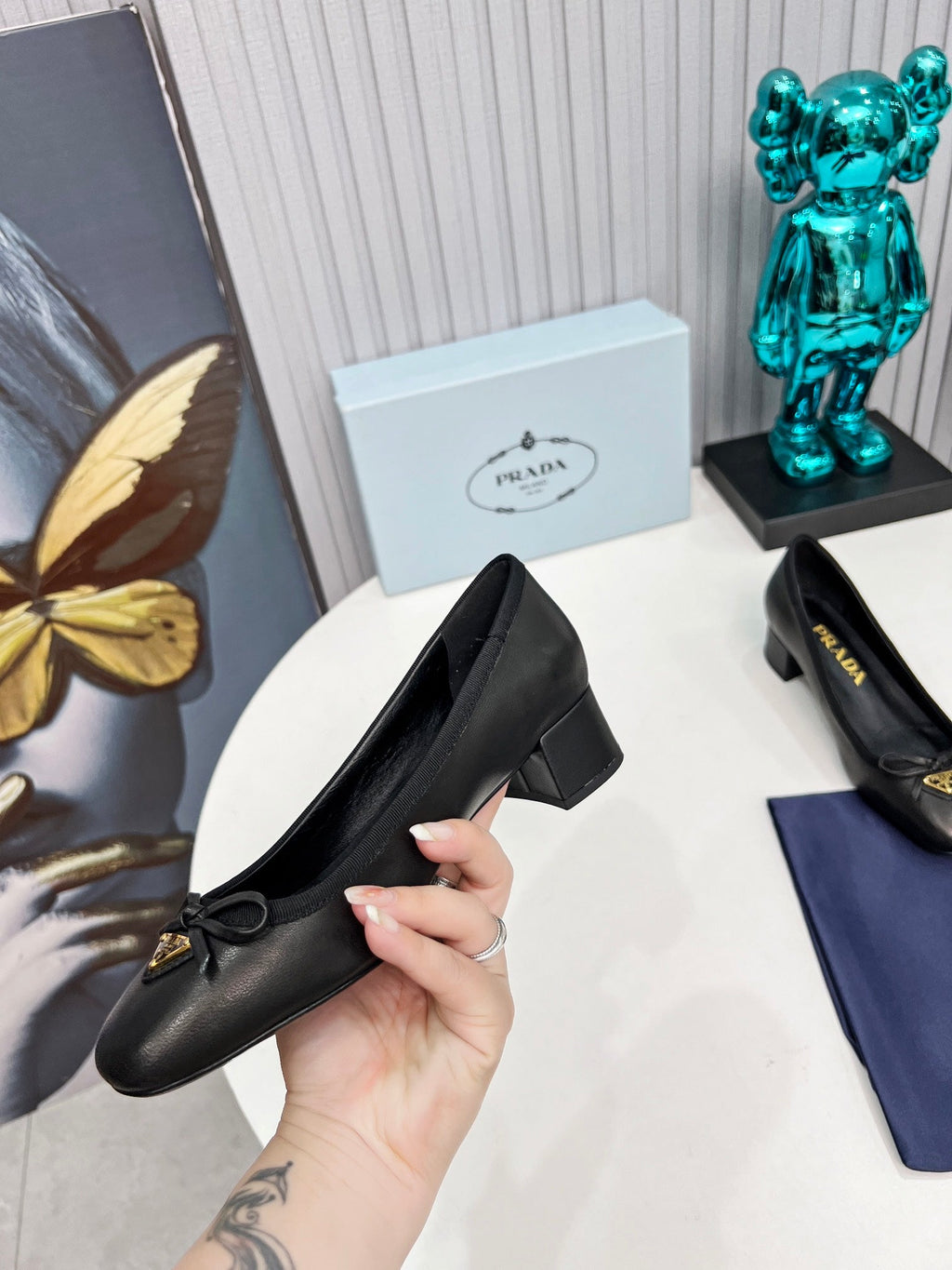 PRADA 26S ROUND TOE PUMPS BLOCK HEEL 40MM IN BLACK CALFSKIN WITH BOW