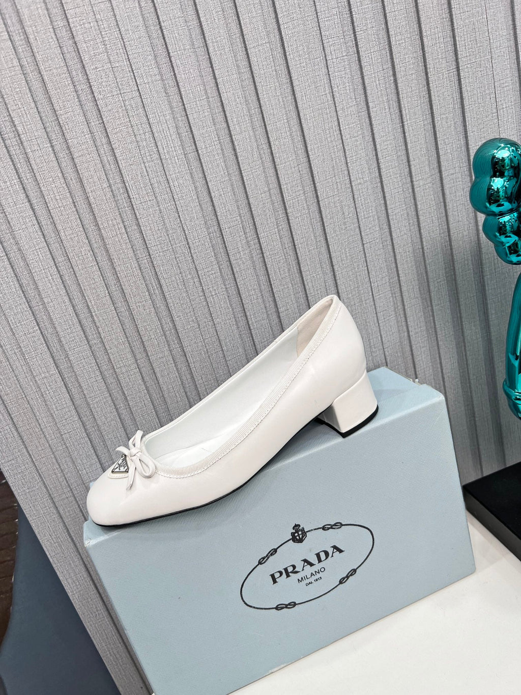 PRADA 26S ROUND TOE PUMPS BLOCK HEEL 40MM IN WHITE CALFSKIN WITH BOW