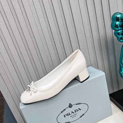 PRADA 26S ROUND TOE PUMPS BLOCK HEEL 40MM IN WHITE CALFSKIN WITH BOW