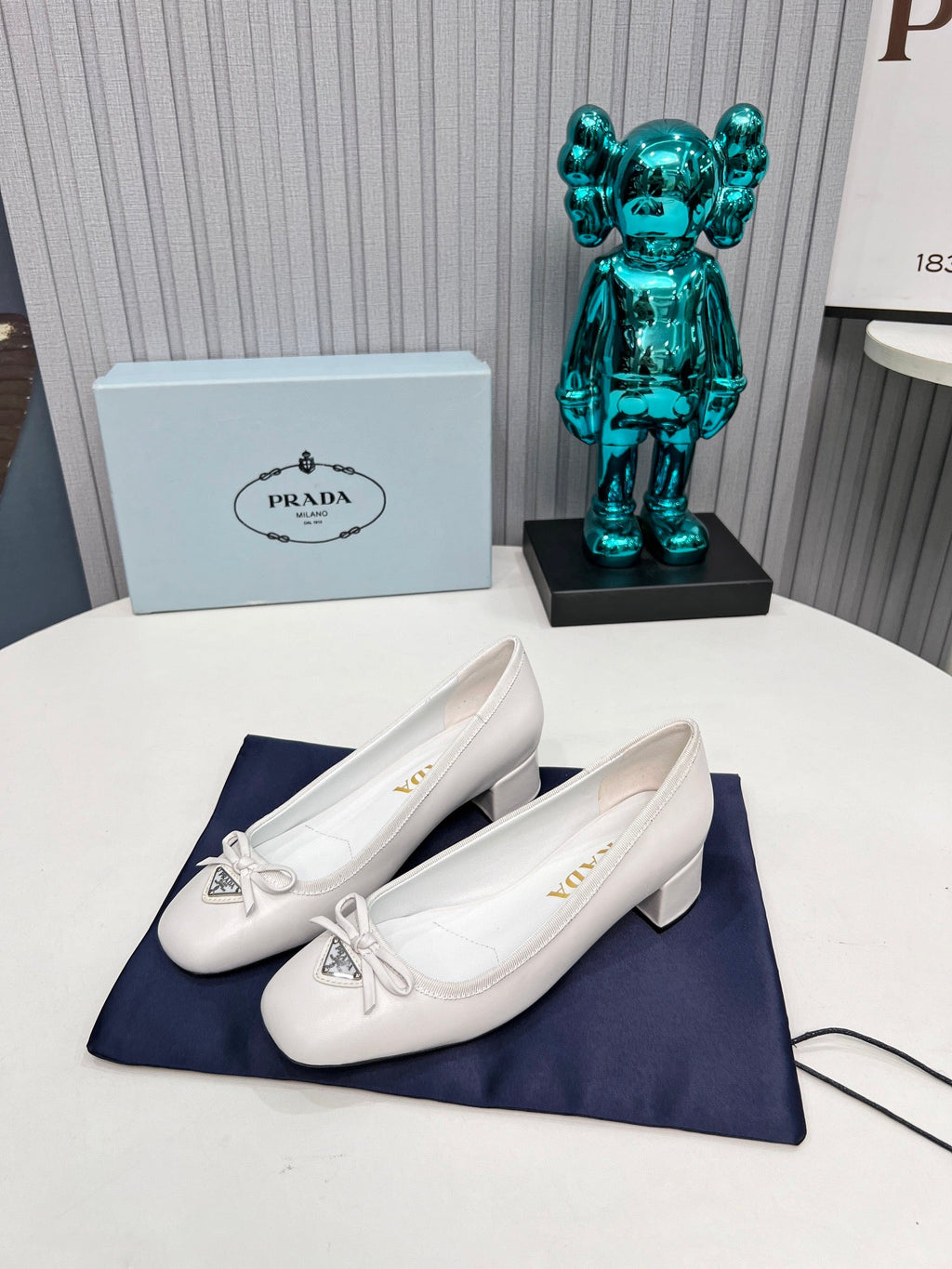 PRADA 26S ROUND TOE PUMPS BLOCK HEEL 40MM IN WHITE CALFSKIN WITH BOW
