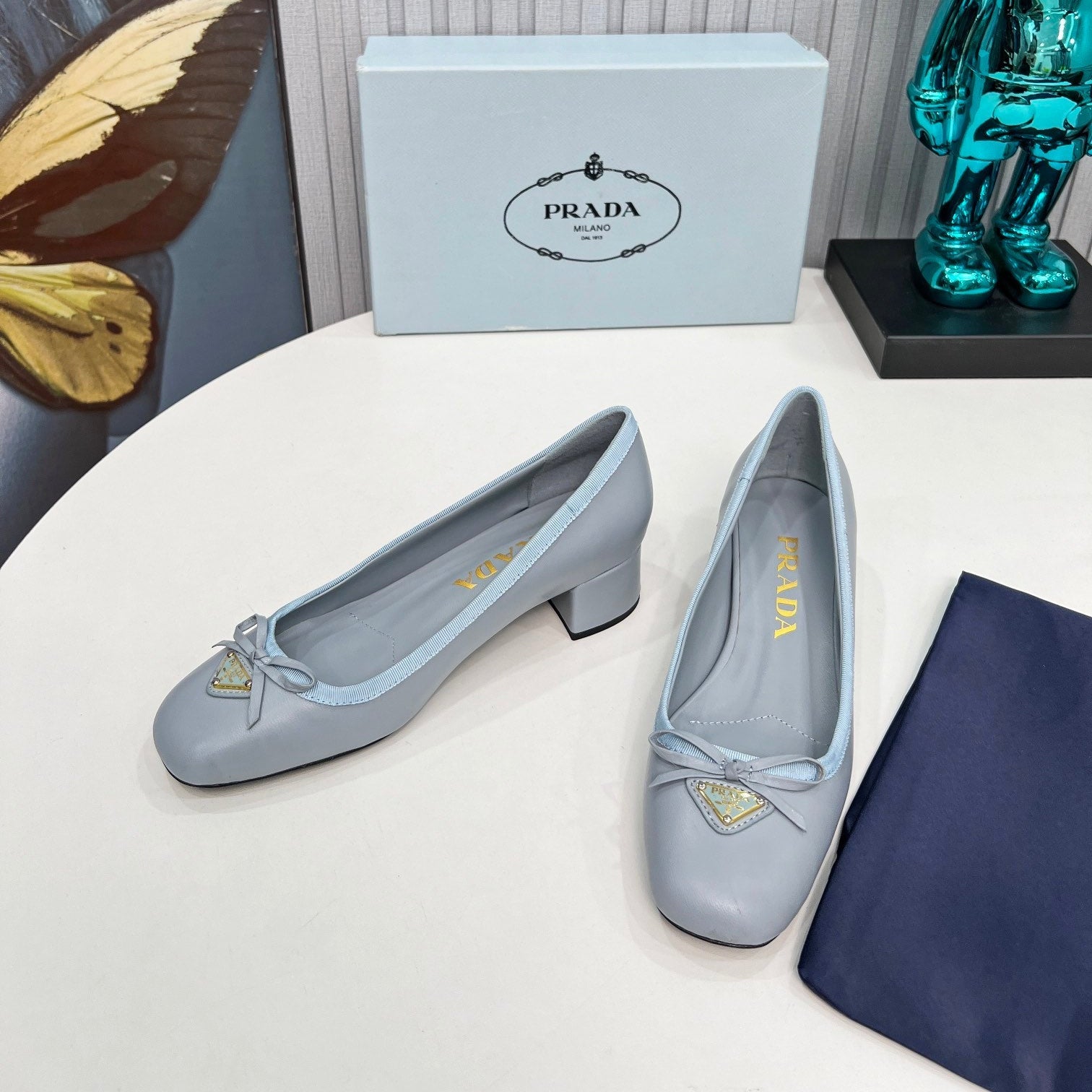 PRADA 26S ROUND TOE PUMPS BLOCK HEEL 40MM IN LIGHT BLUE CALFSKIN WITH BOW