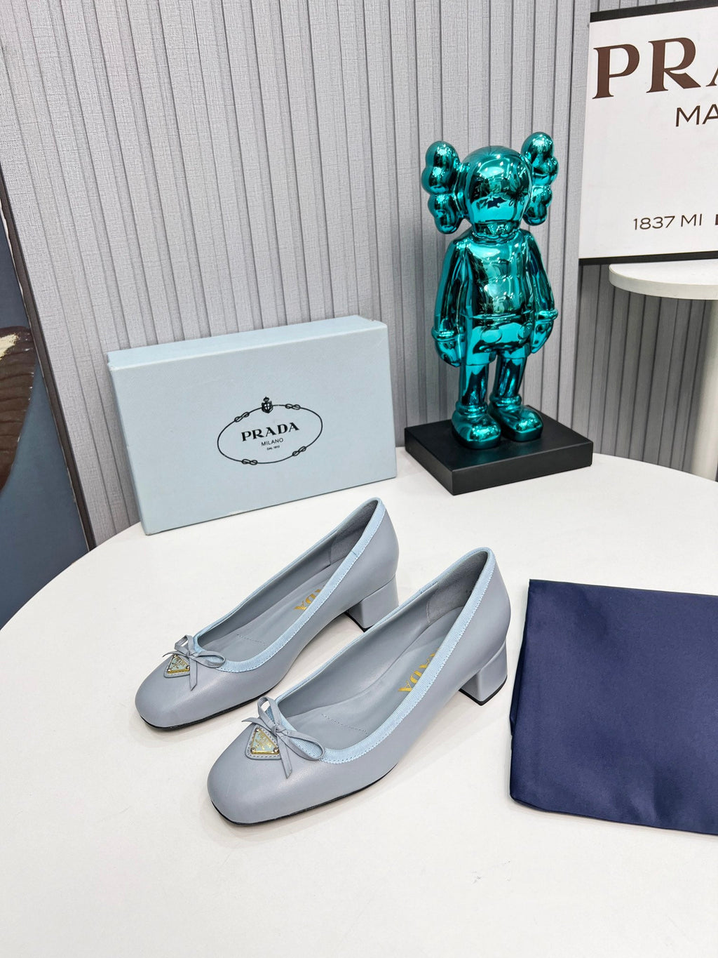 PRADA 26S ROUND TOE PUMPS BLOCK HEEL 40MM IN LIGHT BLUE CALFSKIN WITH BOW