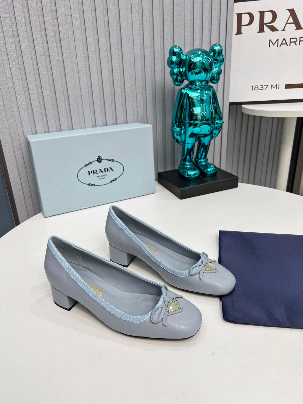 PRADA 26S ROUND TOE PUMPS BLOCK HEEL 40MM IN LIGHT BLUE CALFSKIN WITH BOW