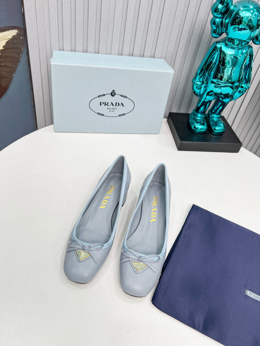 PRADA 26S ROUND TOE PUMPS BLOCK HEEL 40MM IN LIGHT BLUE CALFSKIN WITH BOW