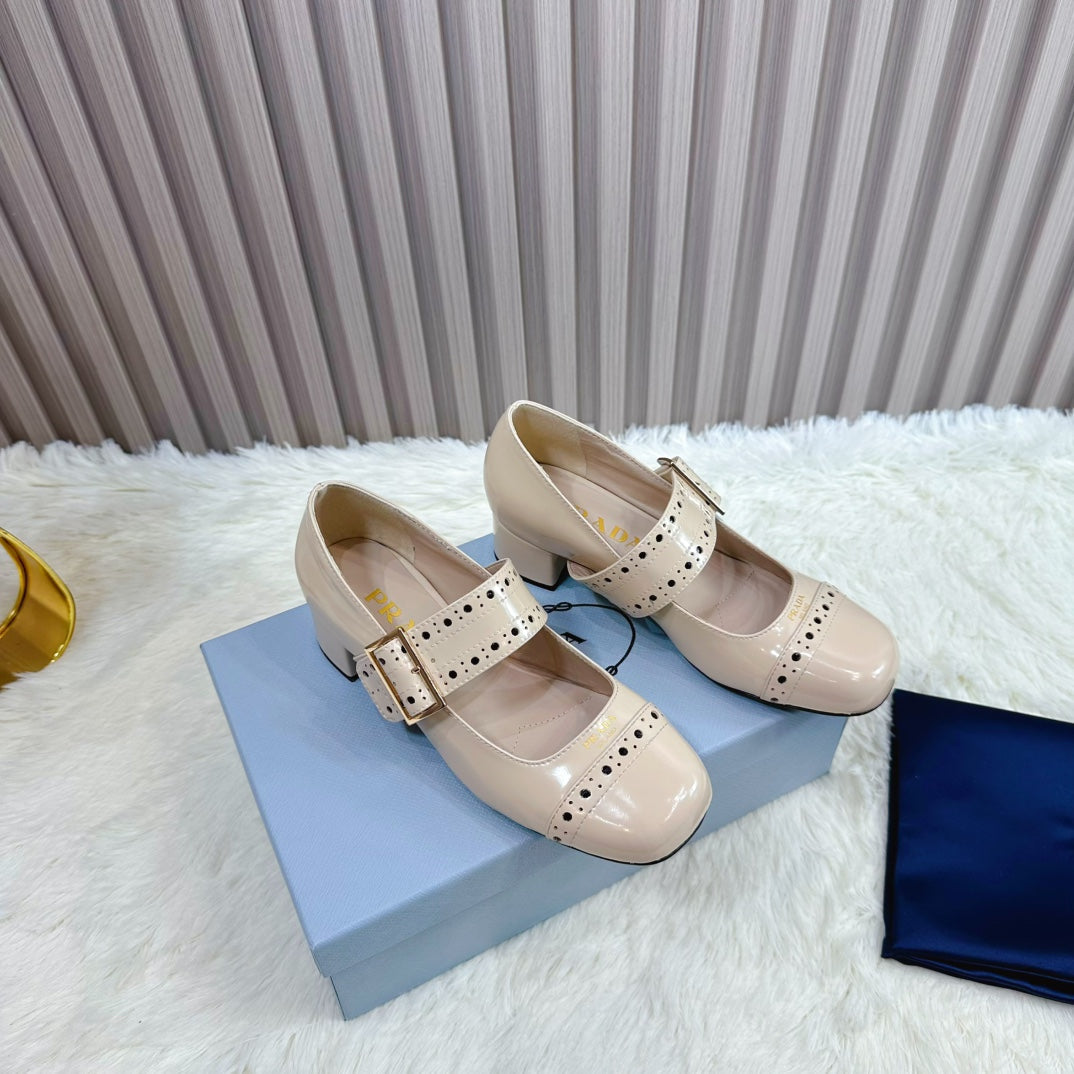 PRADA 26S ROUND TOE MARY JANE 40MM IN BEIGE PATENT CALFSKIN WITH STUD DETAIL