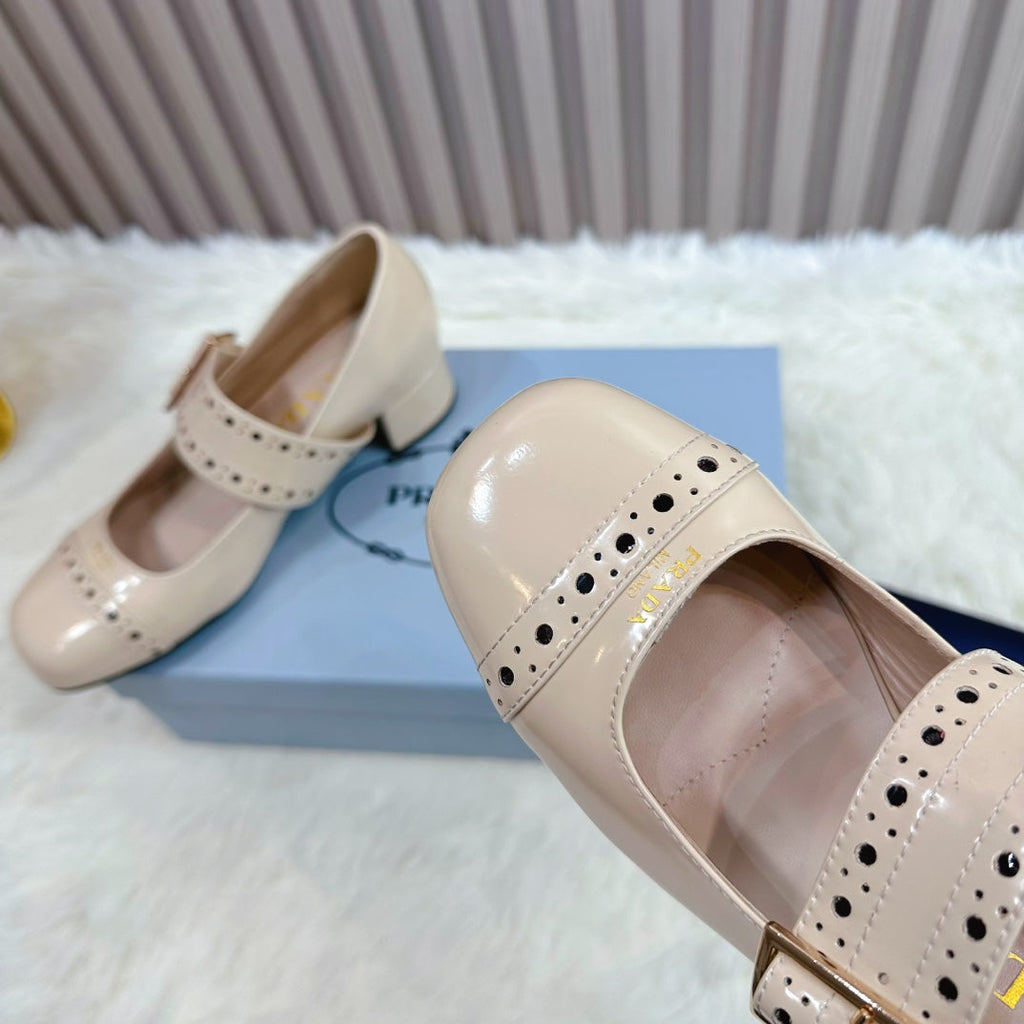 PRADA 26S ROUND TOE MARY JANE 40MM IN BEIGE PATENT CALFSKIN WITH STUD DETAIL