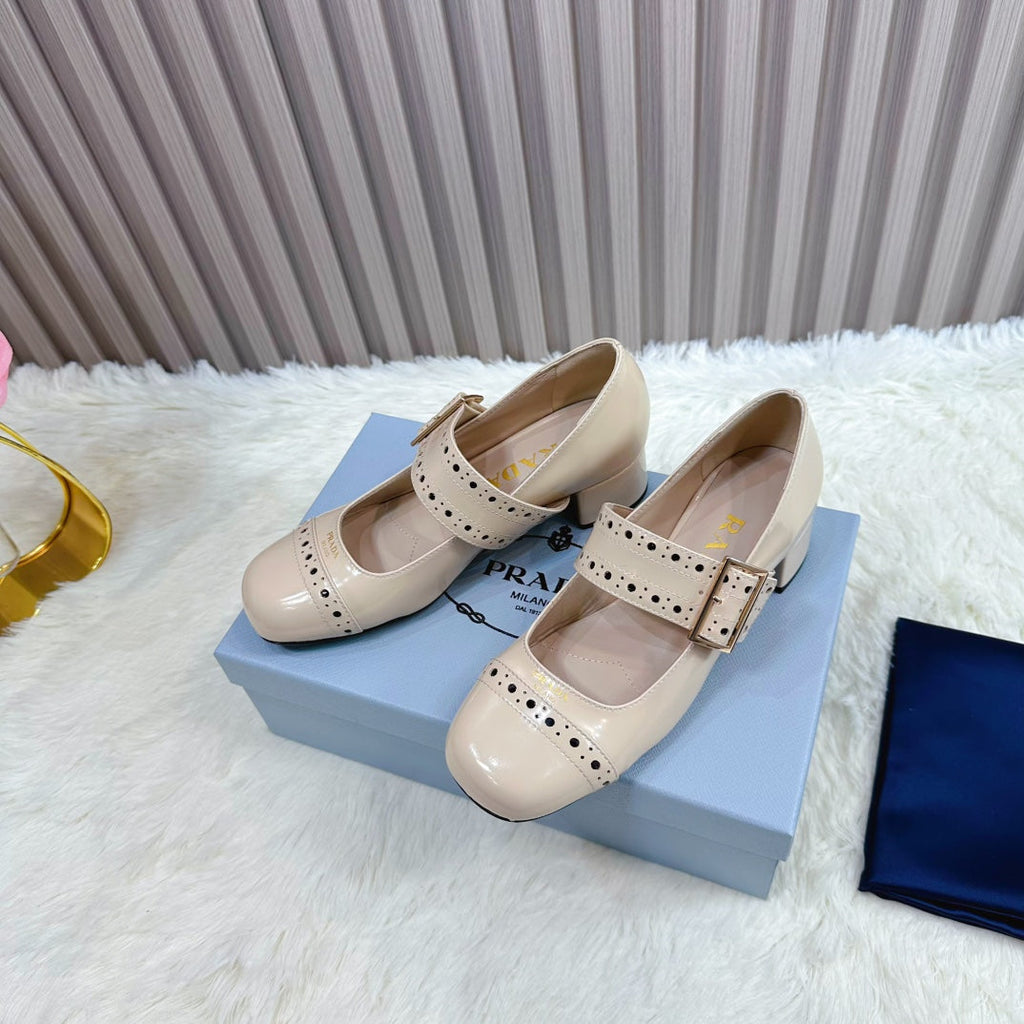 PRADA 26S ROUND TOE MARY JANE 40MM IN BEIGE PATENT CALFSKIN WITH STUD DETAIL