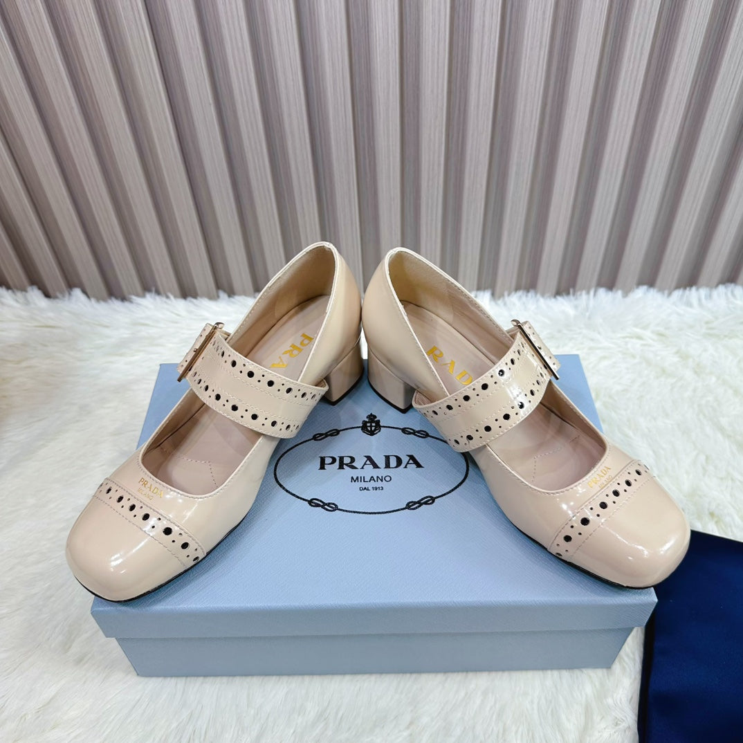 PRADA 26S ROUND TOE MARY JANE 40MM IN BEIGE PATENT CALFSKIN WITH STUD DETAIL