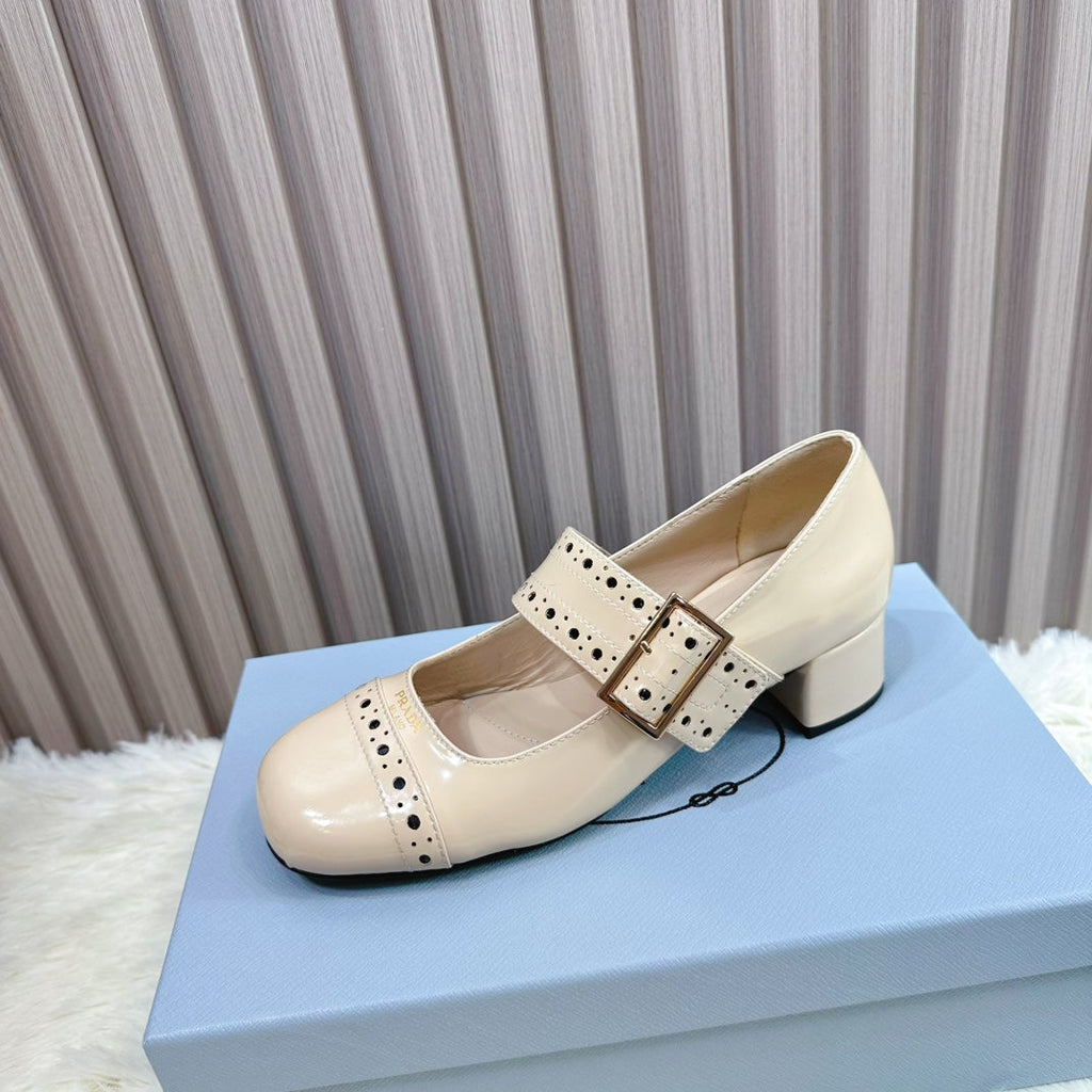 PRADA 26S ROUND TOE MARY JANE 40MM IN BEIGE PATENT CALFSKIN WITH STUD DETAIL