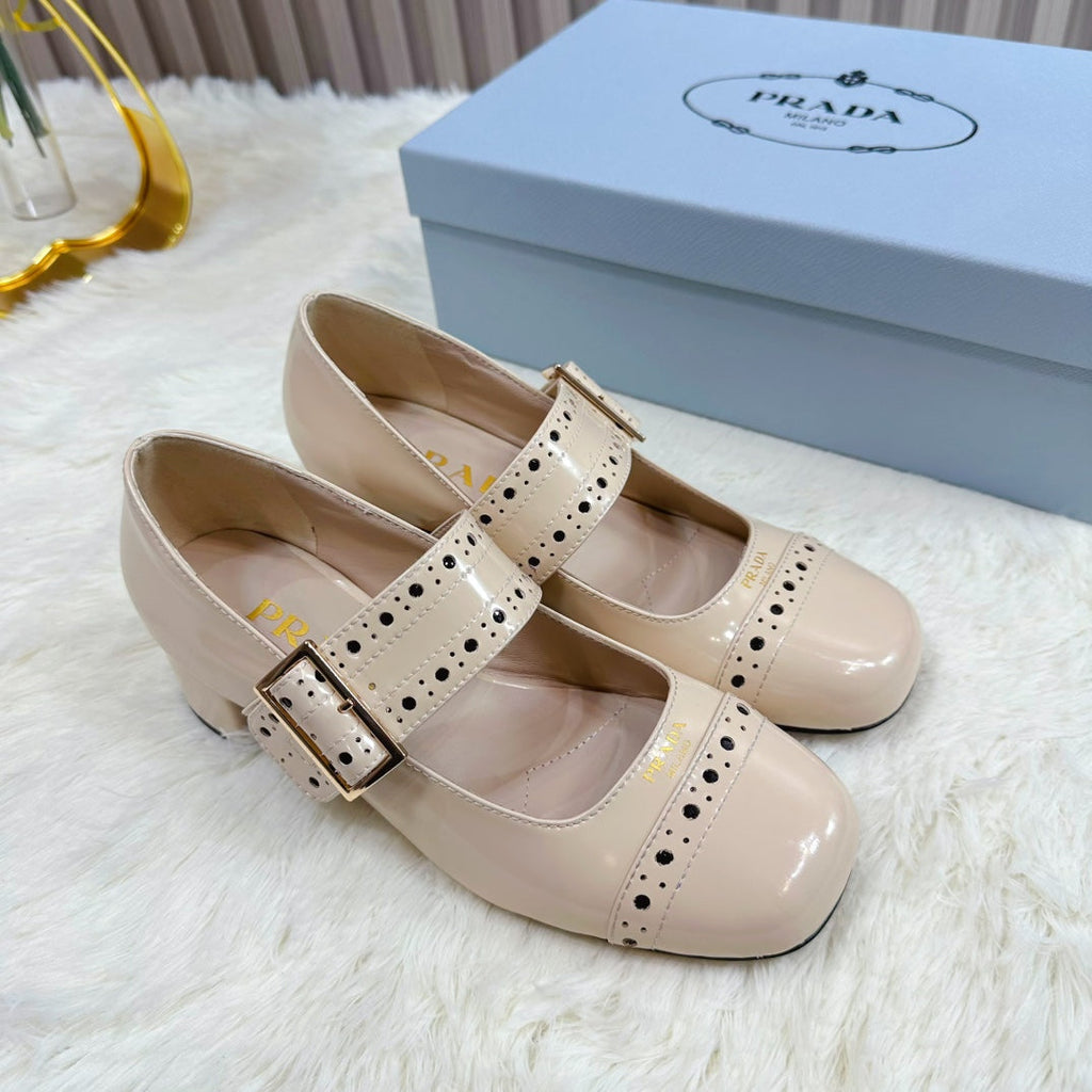 PRADA 26S ROUND TOE MARY JANE 40MM IN BEIGE PATENT CALFSKIN WITH STUD DETAIL